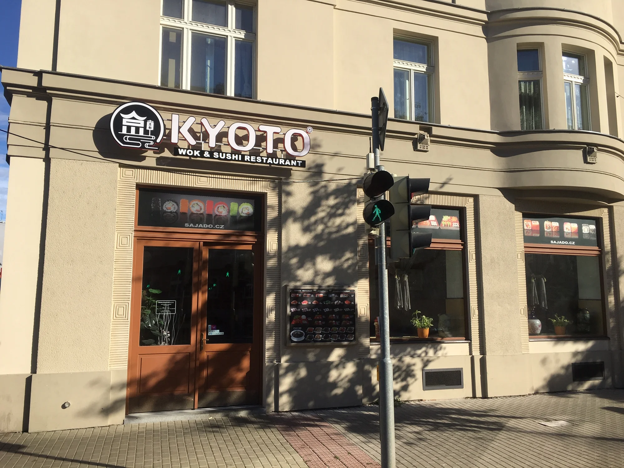 Sety s 24–72 ks sushi i miso polévkami, wakame saláty nebo minizávitky