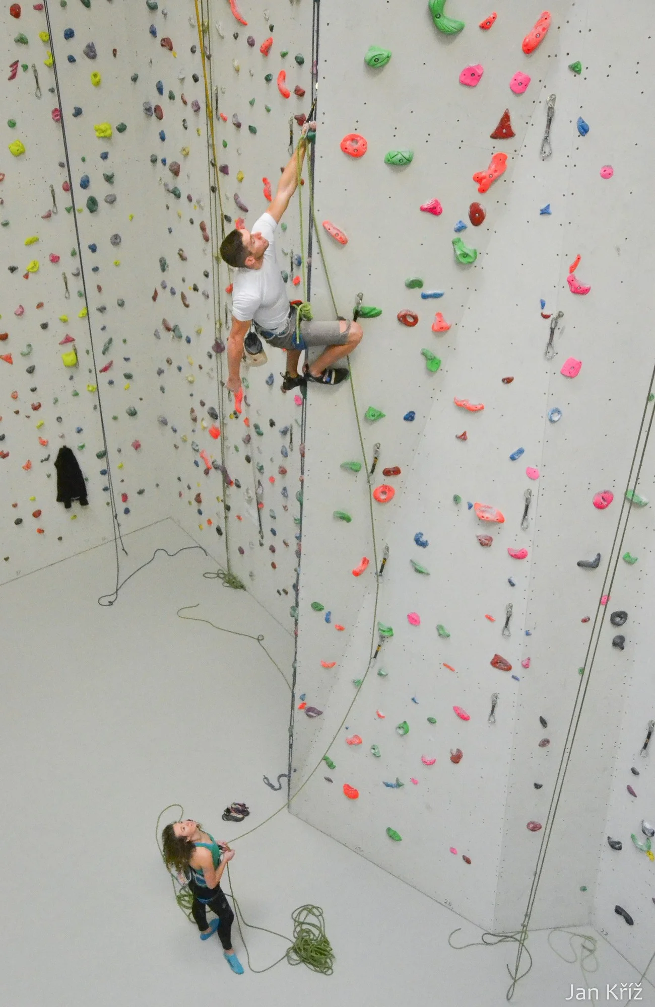 Vzhůru k výškám: kurz lezení pro 2 osoby na horolezecké stěně