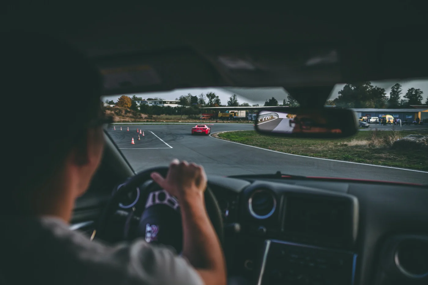 Jízda ve Ferrari, Lamborghini, Porsche, Chevroletu, Nissanu i speed taxi a na závodním simulátoru ve virtuální realitě