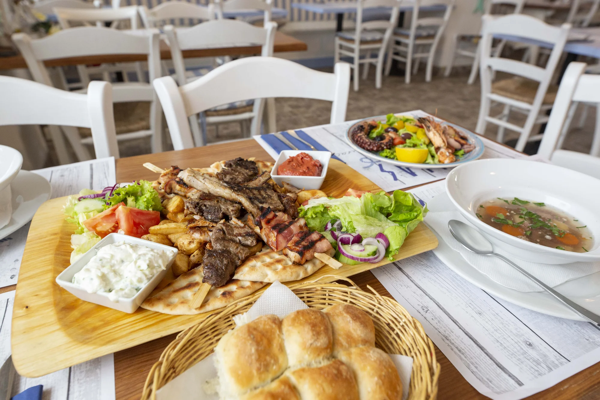 Řecké degustační menu pro 2 osoby: mořské plody, masový talíř, mix dezertů i aperitiv
