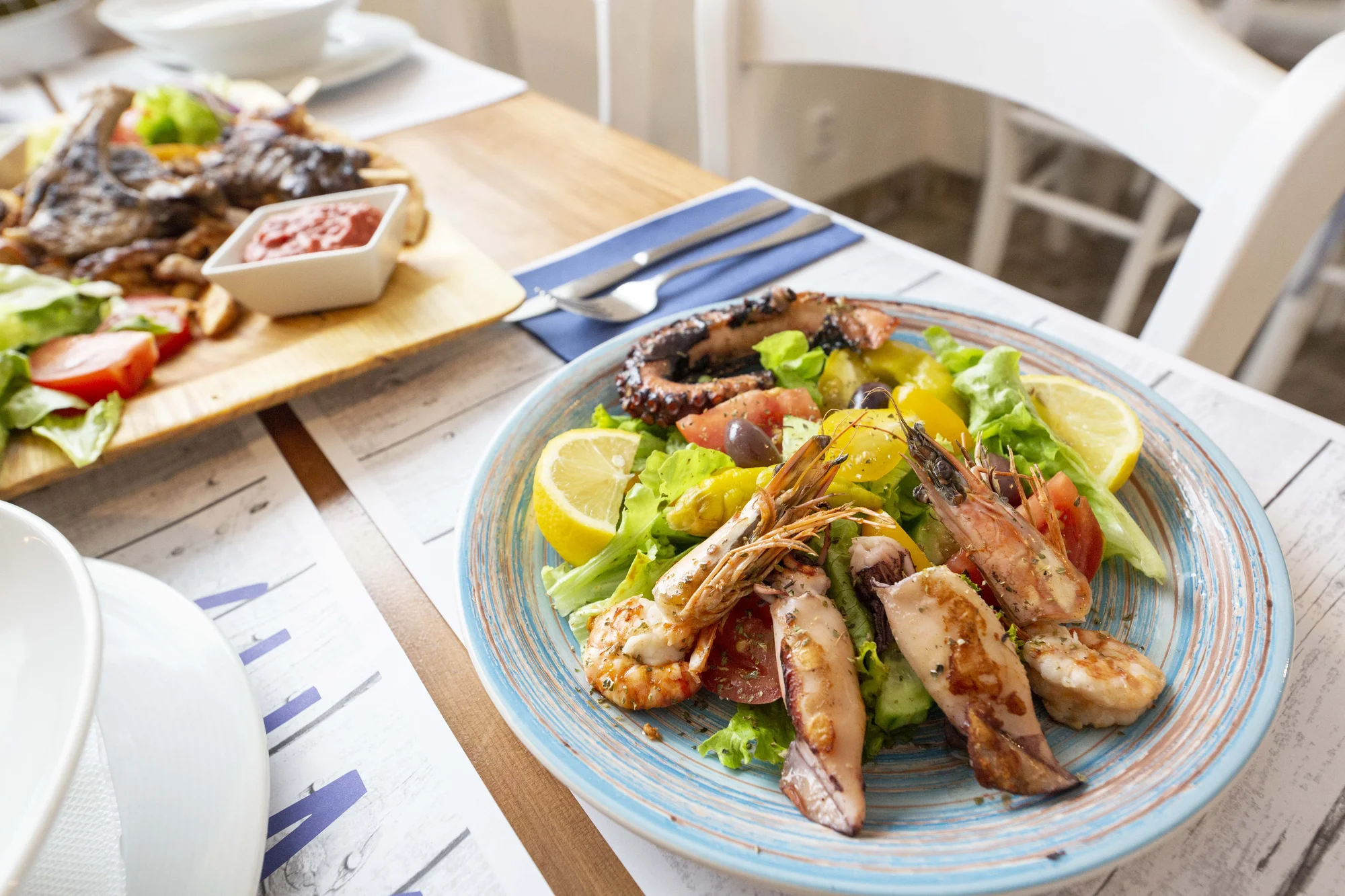 Řecké degustační menu pro 2 osoby: mořské plody, masový talíř, mix dezertů i aperitiv