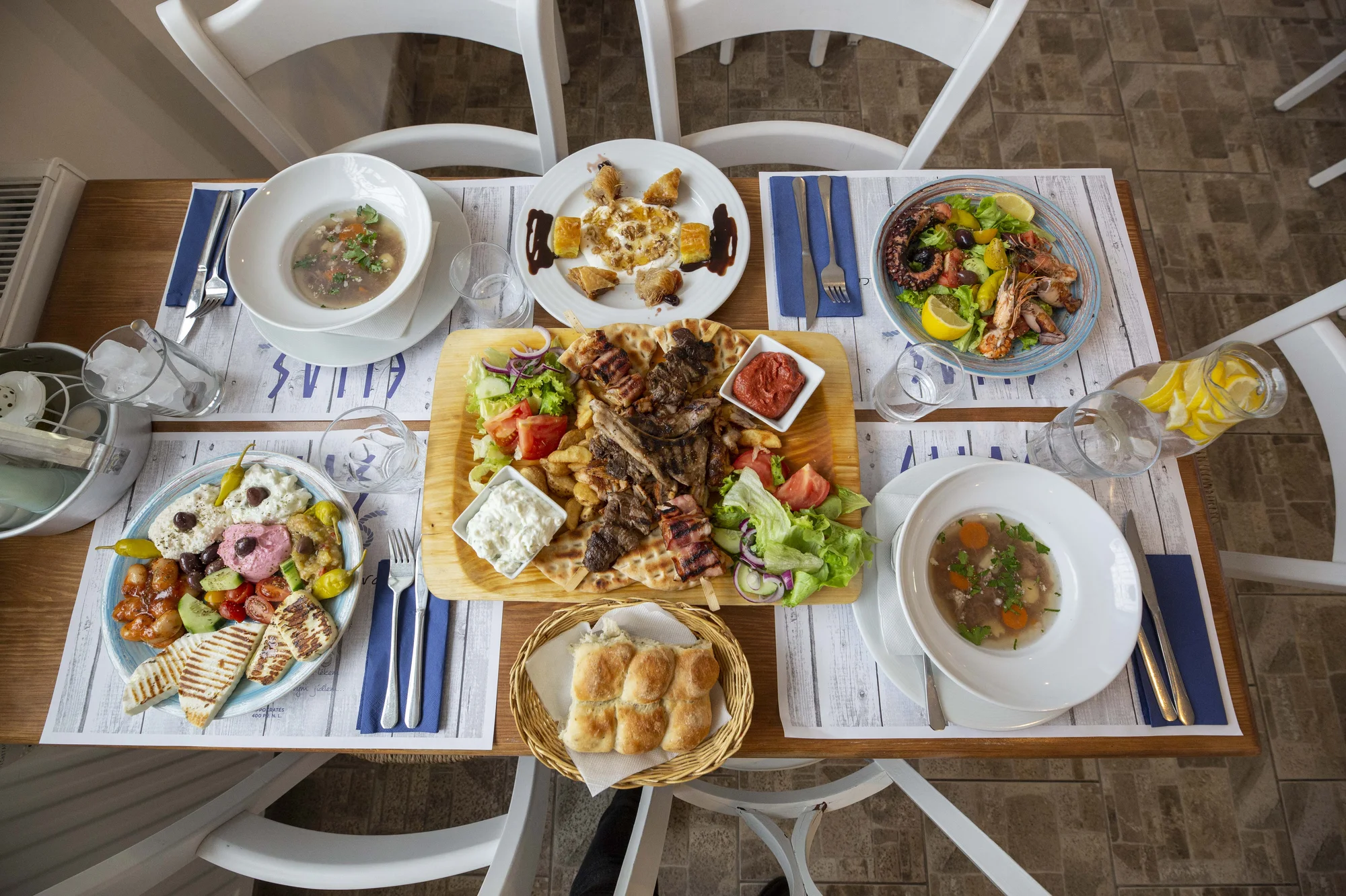 Řecké degustační menu pro 2 osoby: mořské plody, masový talíř, mix dezertů i aperitiv