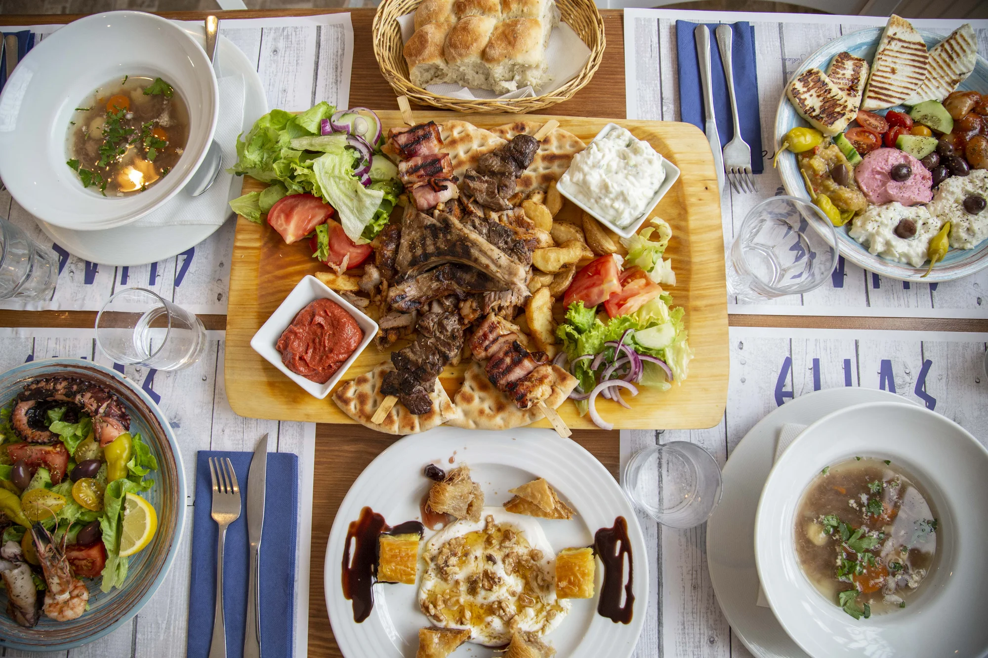 Řecké degustační menu pro 2 osoby: mořské plody, masový talíř, mix dezertů i aperitiv