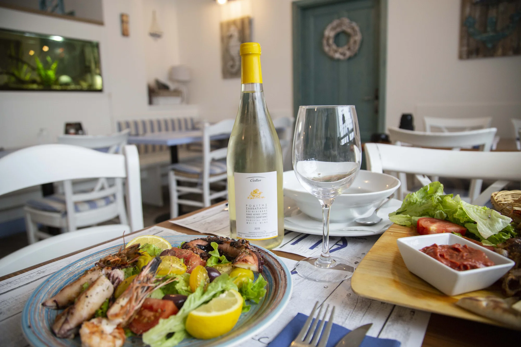 Řecké degustační menu pro 2 osoby: mořské plody, masový talíř, mix dezertů i aperitiv