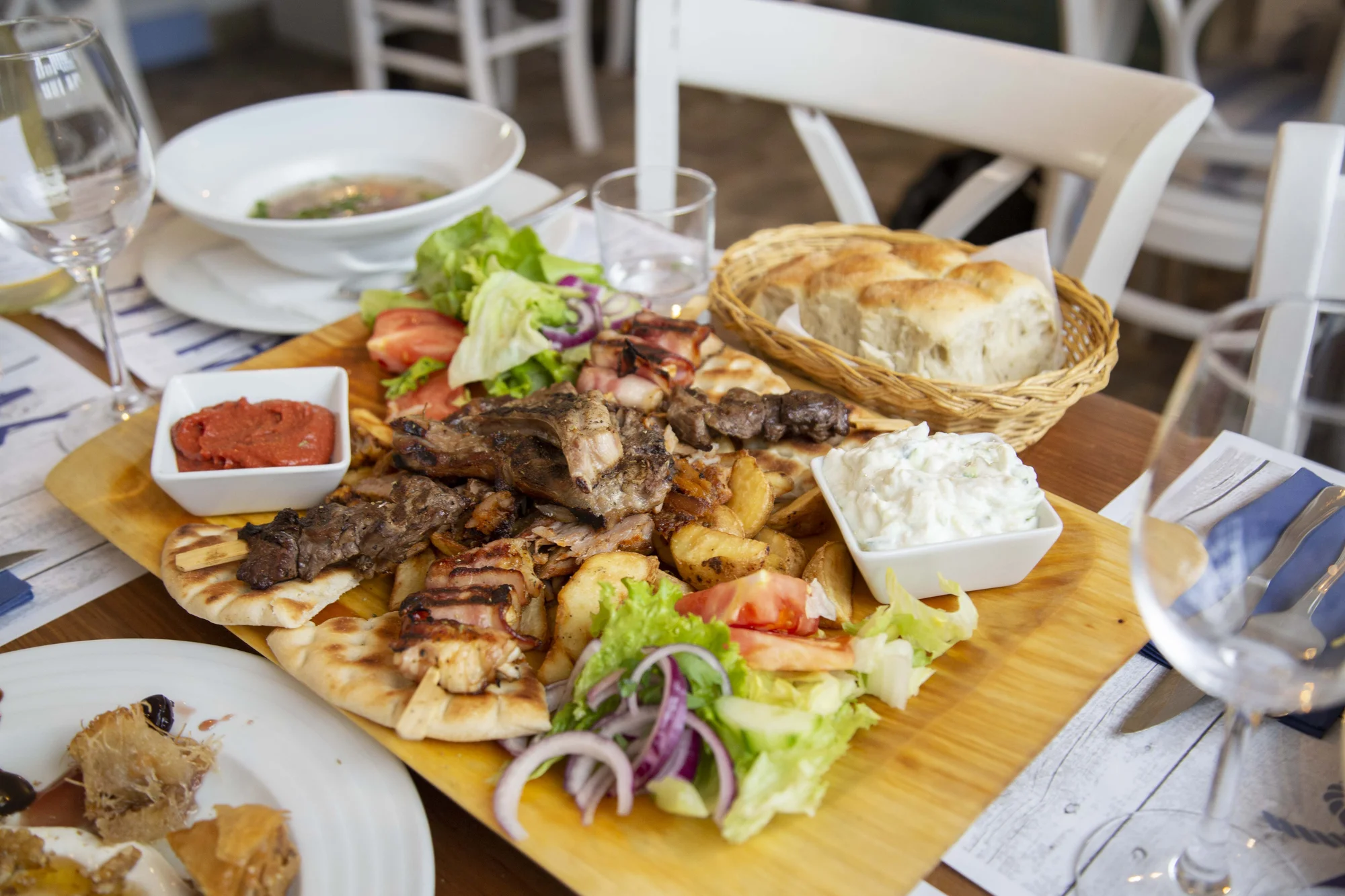 Řecké degustační menu pro 2 osoby: mořské plody, masový talíř, mix dezertů i aperitiv