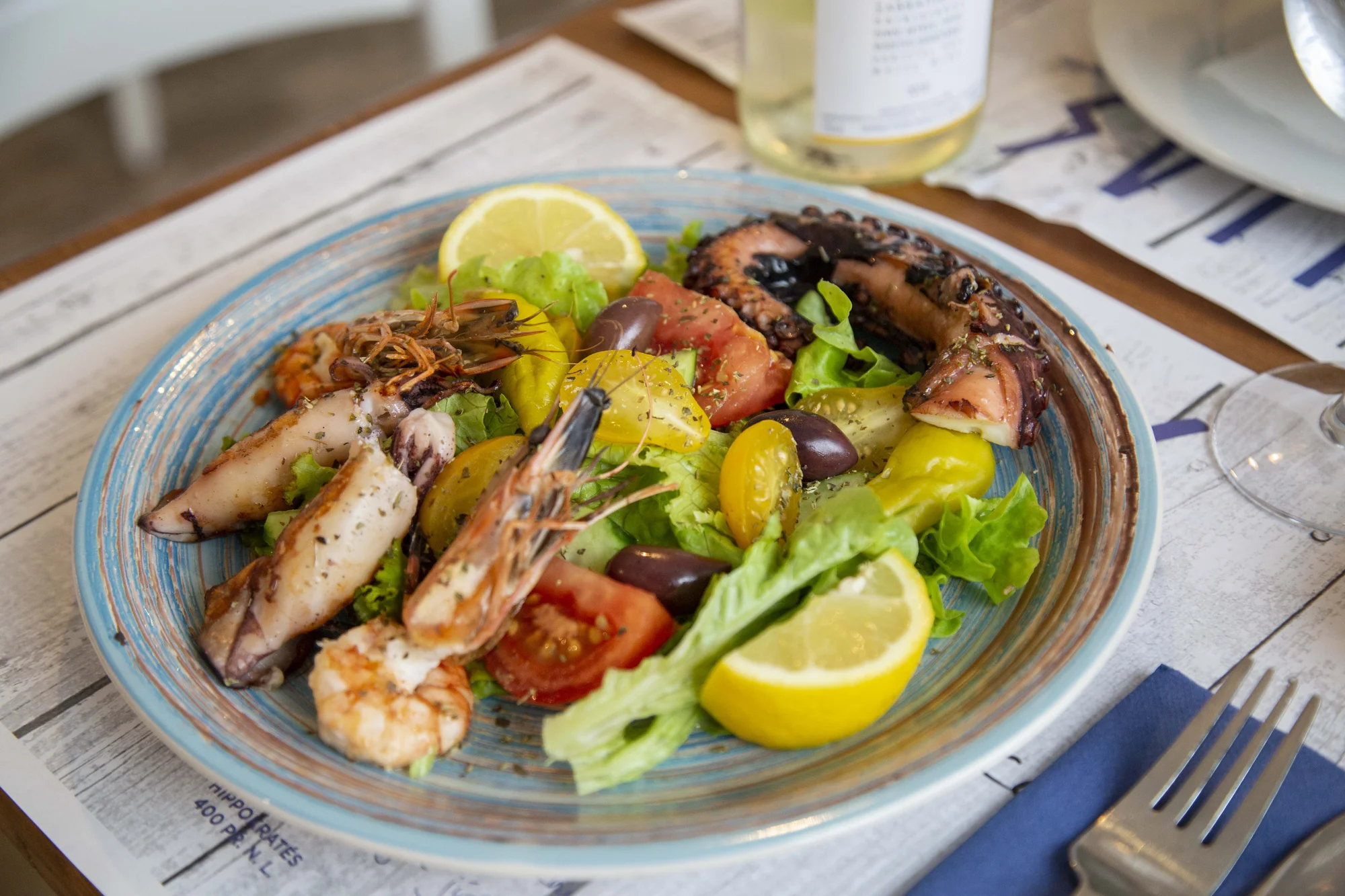 Řecké degustační menu pro 2 osoby: mořské plody, masový talíř, mix dezertů i aperitiv