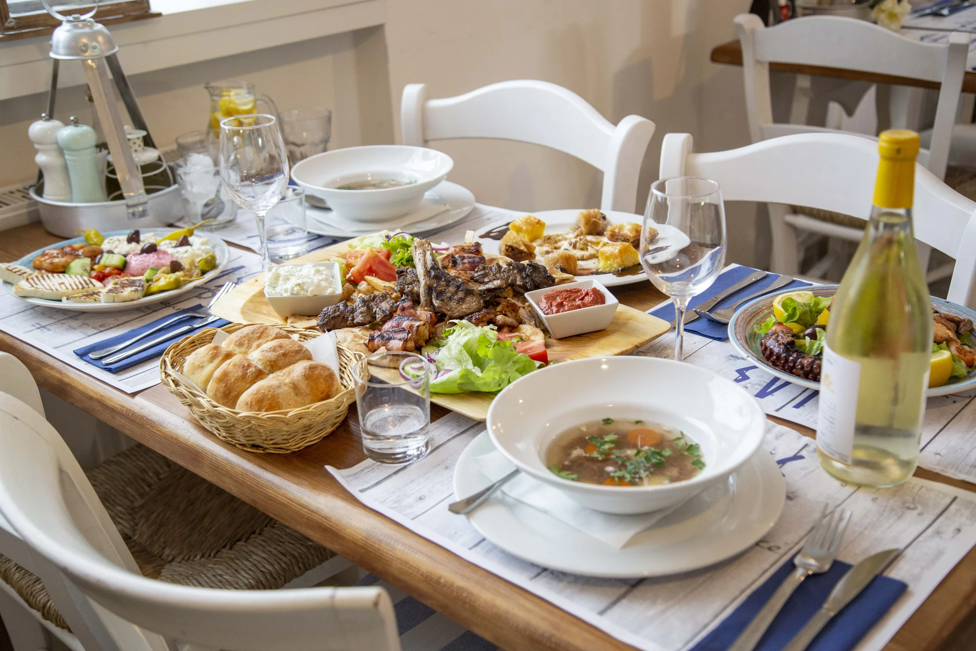 Řecké degustační menu pro 2 osoby: mořské plody, masový talíř, mix dezertů i aperitiv