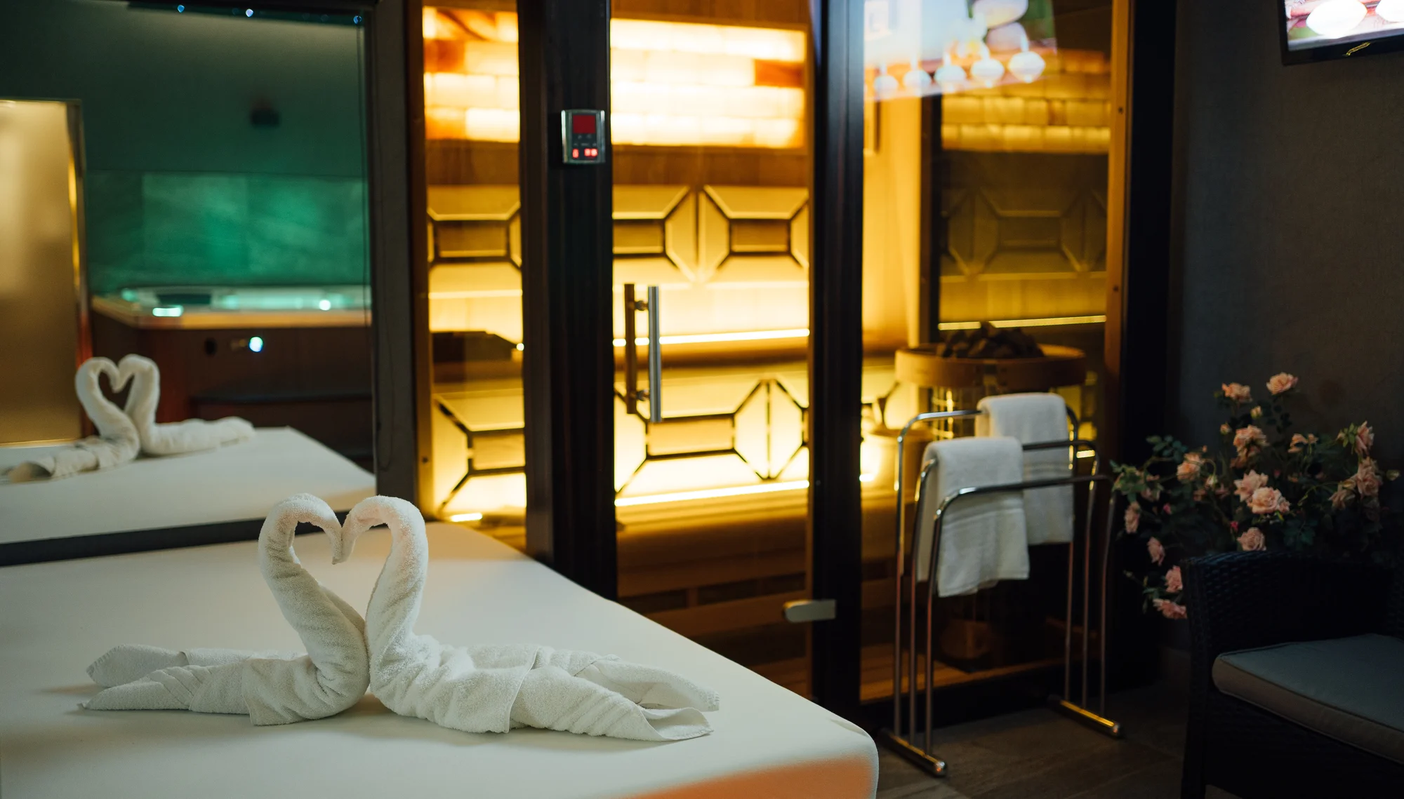Privátní wellness s romantickou výzdobou: vířivka, sauna i masáž, obložené mísy, drinky či šampaňské