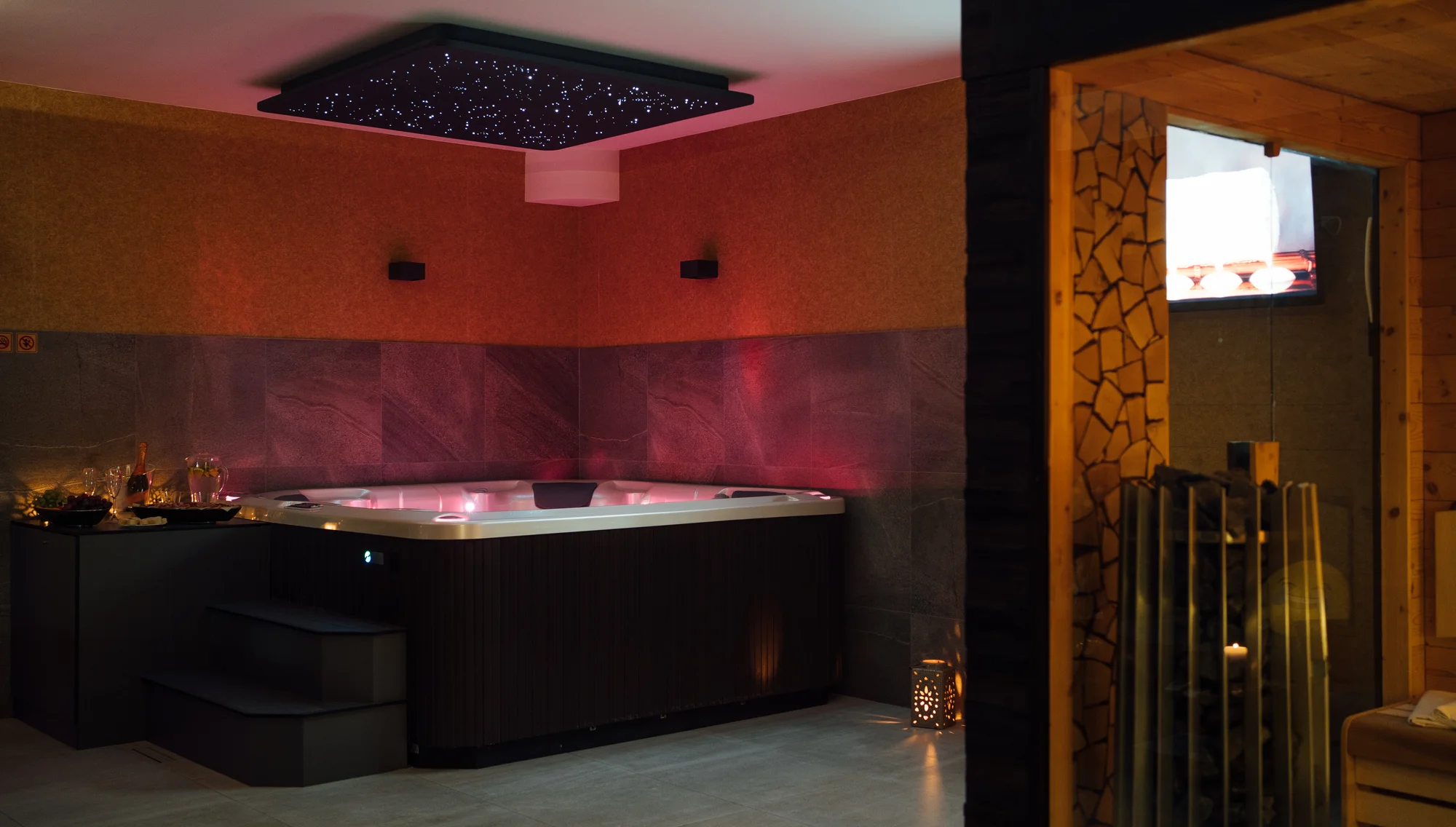 Privátní wellness s romantickou výzdobou: vířivka, sauna i masáž, obložené mísy, drinky či šampaňské