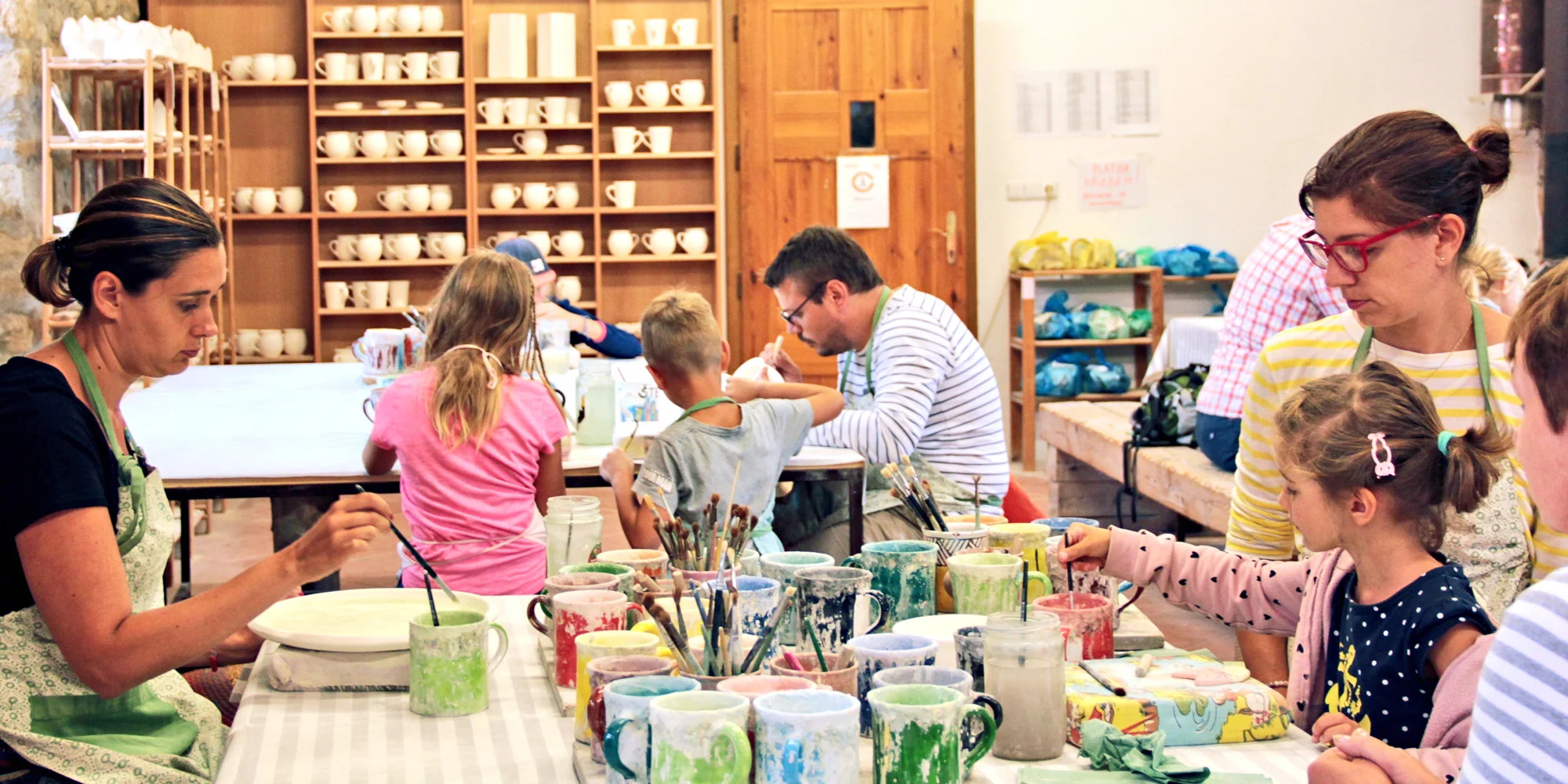 Malování keramiky Maříž: vytvořte si hrníček nebo misku a ozdobte je vlastní fantazií