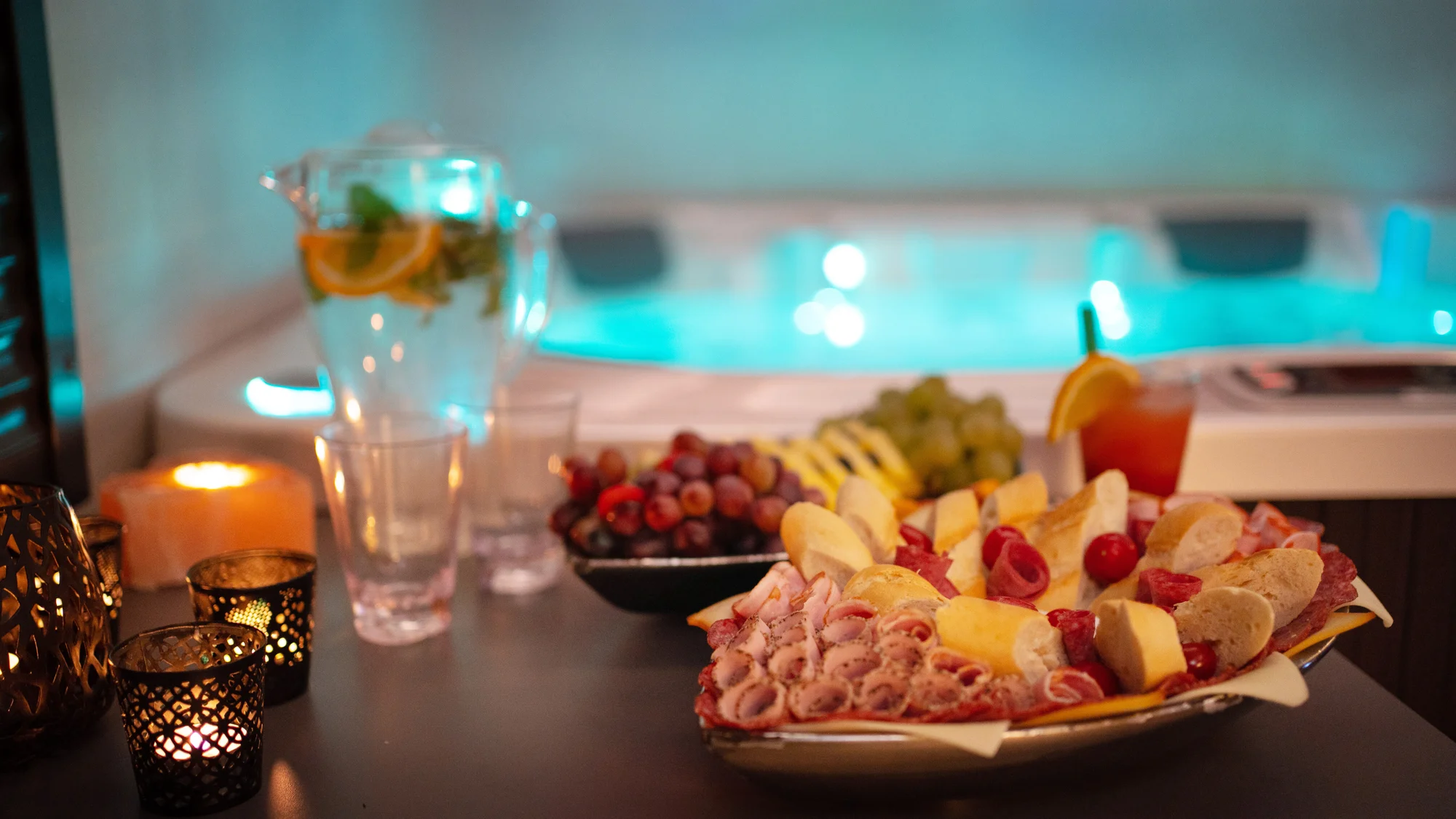 Privátní wellness s romantickou výzdobou: vířivka, sauna i masáž, obložené mísy, drinky či šampaňské