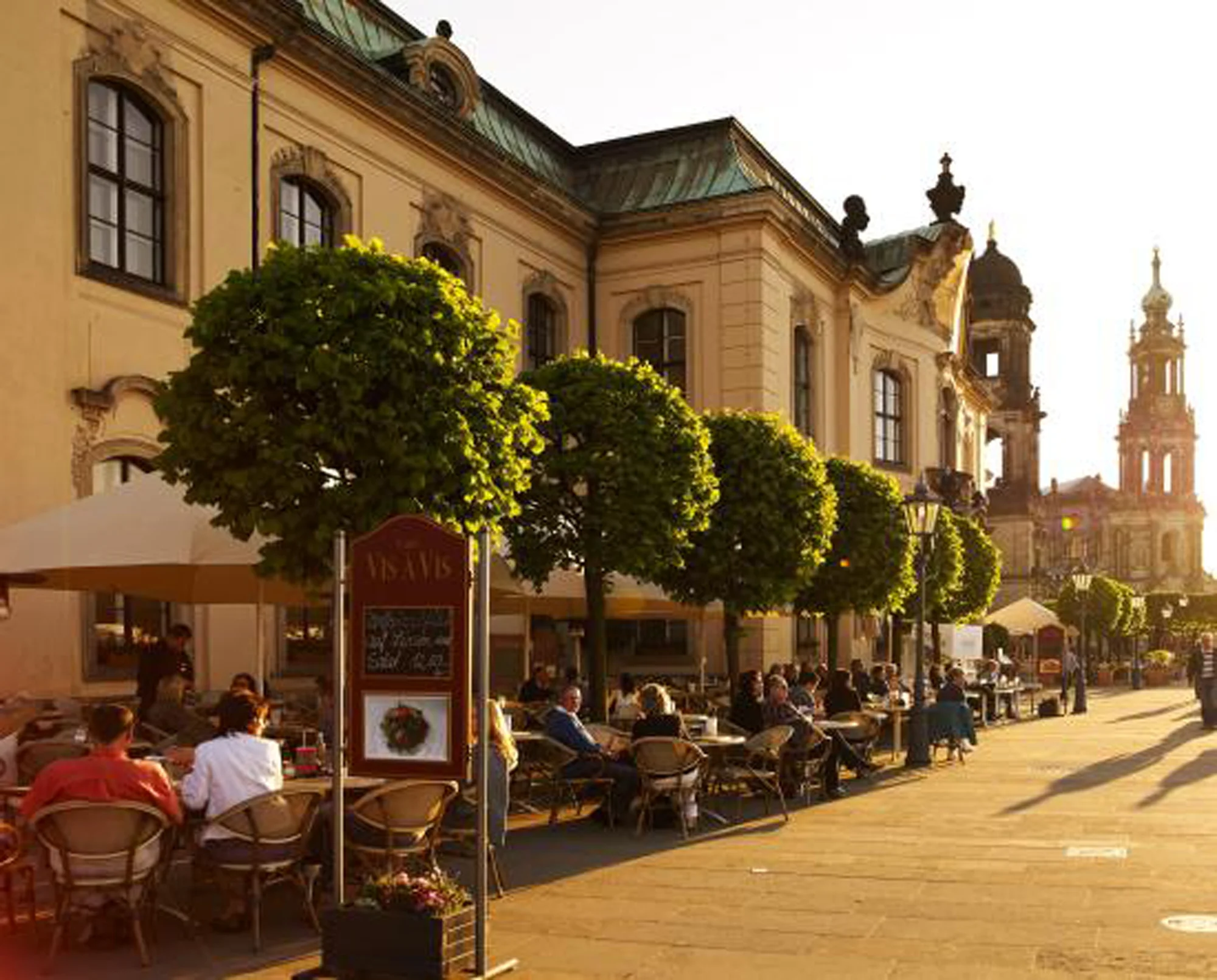 Dárkový lodní lístek na romantickou plavbu do Drážďan, s obědem, večeří, živou hudbou, ochutnávkou vín a průvodcem