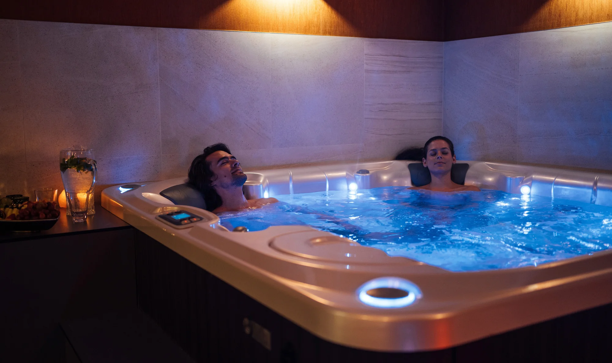 Privátní wellness s romantickou výzdobou: vířivka, sauna i masáž, obložené mísy, drinky či šampaňské