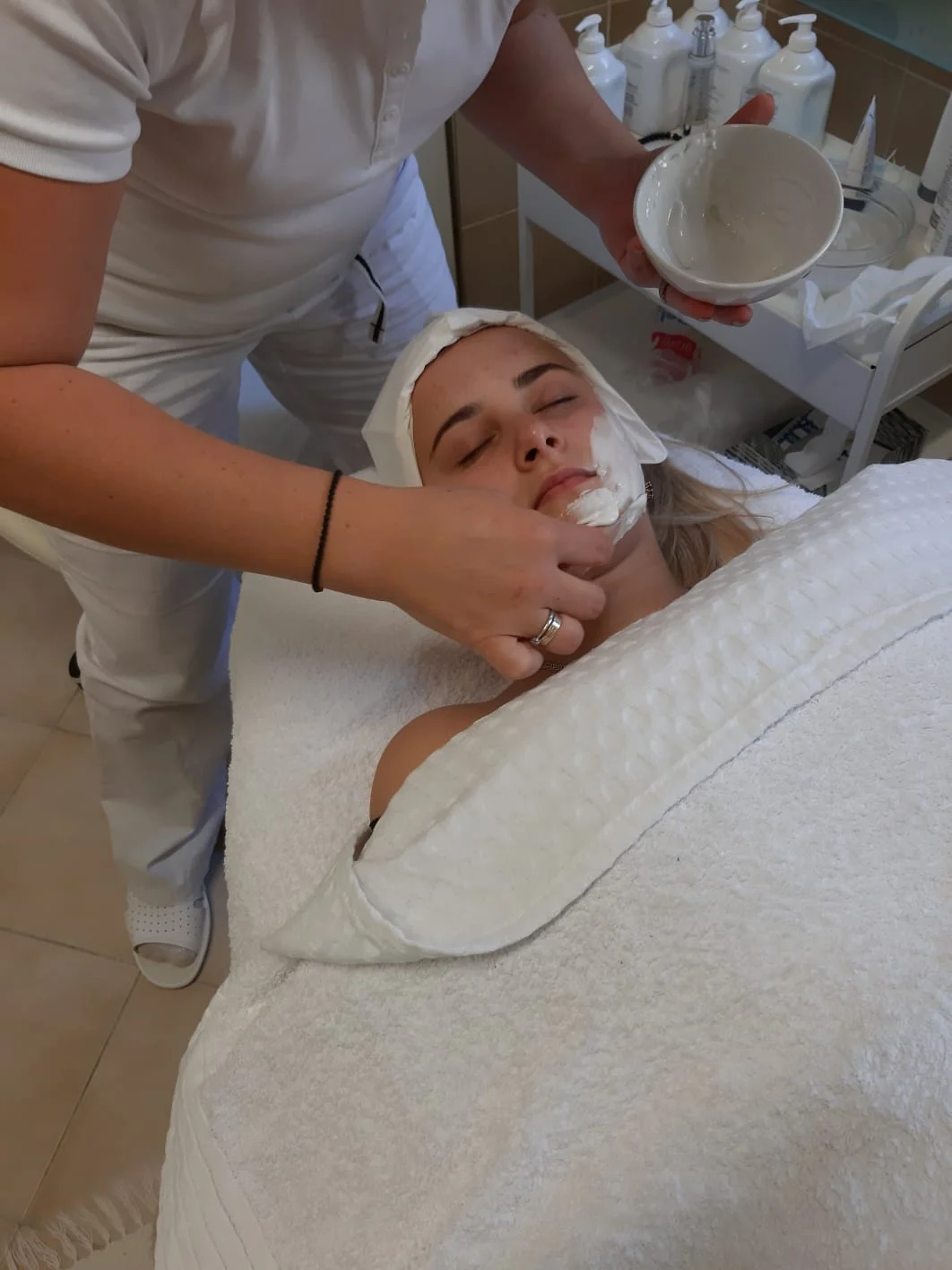 Kosmetické ošetření pleti vč. hloubkového čištění či depilace cukrovou pastou vybraných partií