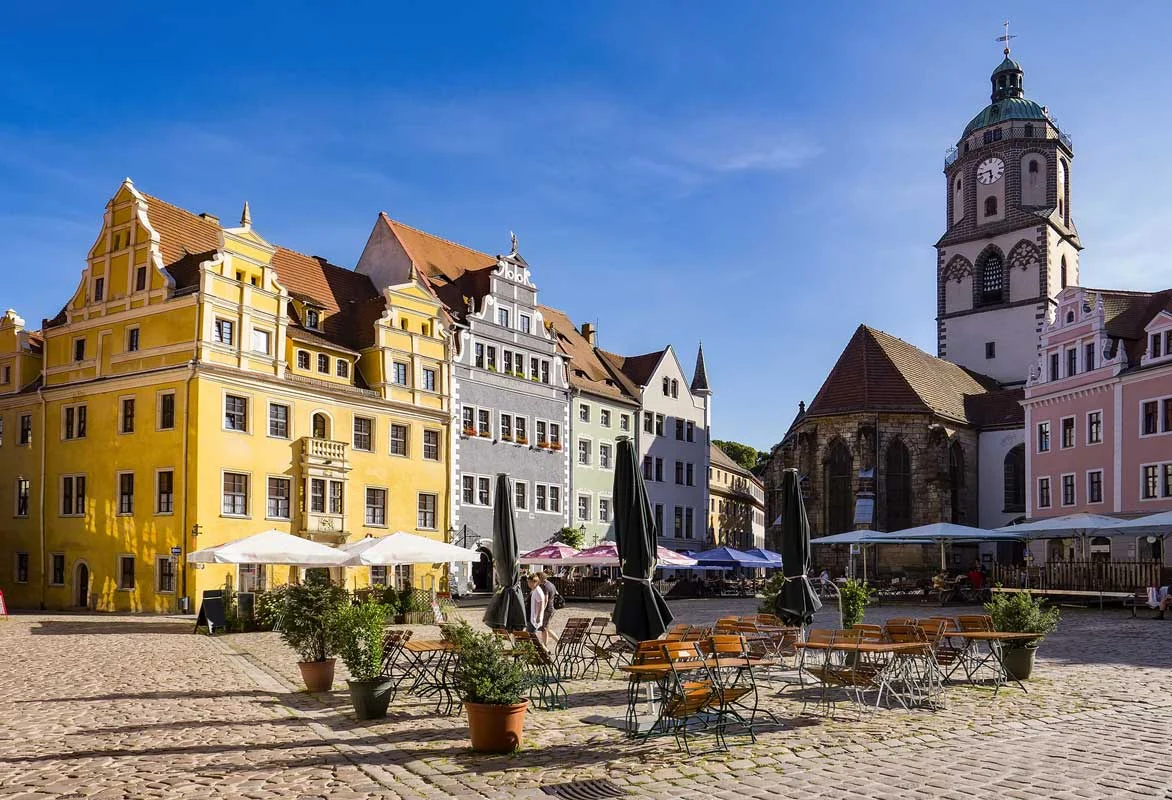 Dárkový lodní lístek na plavbu lodí s obědem, živou hudbou, ochutnávkou sektů a průvodcem: Popelčin zámek Moritzburg, historická Míšeň a autobusem zpět