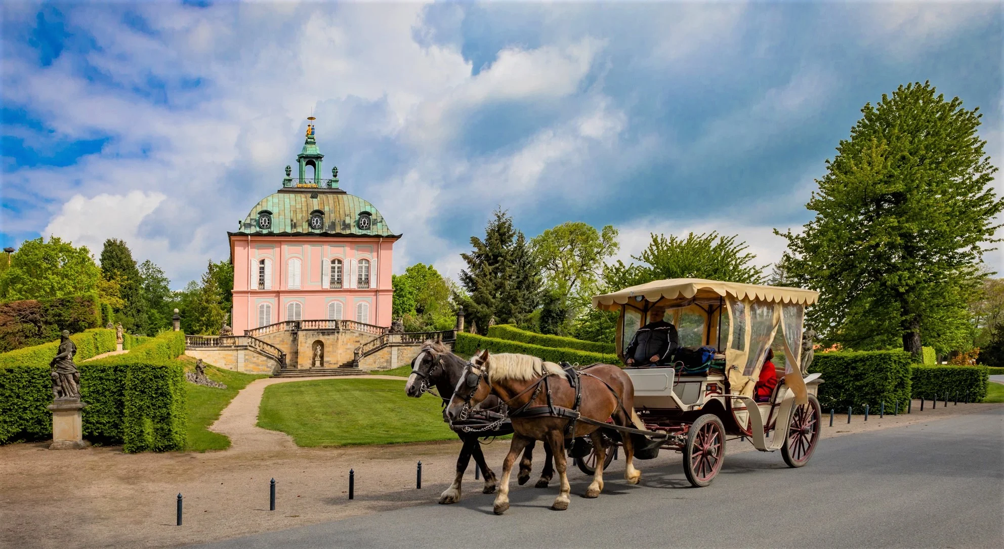 Dárkový lodní lístek na plavbu lodí s obědem, živou hudbou, ochutnávkou sektů a průvodcem: Popelčin zámek Moritzburg, historická Míšeň a autobusem zpět