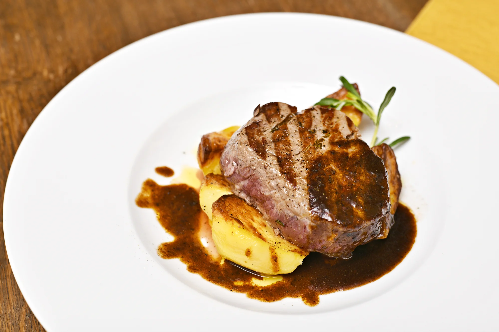 Pravé italské menu pro dva: rybí polévka nebo carpaccio, steak z tuňáka či hovězí a další dobroty