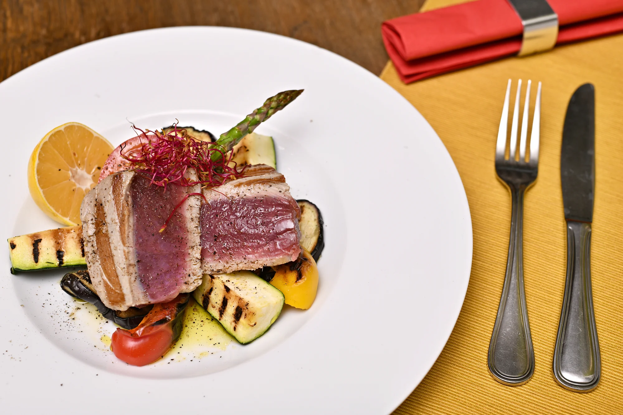 Pravé italské menu pro dva: rybí polévka nebo carpaccio, steak z tuňáka či hovězí a další dobroty