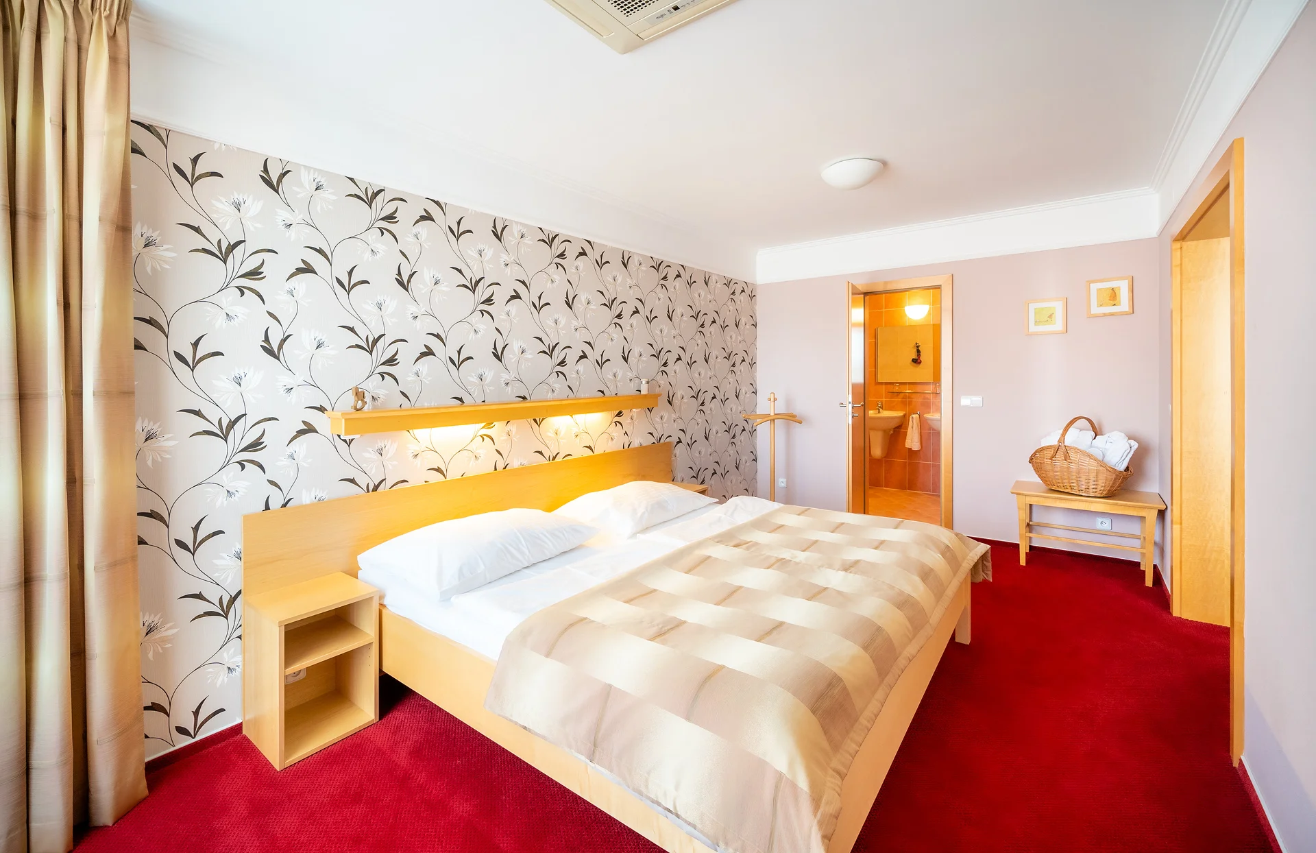 Pobyt v Posázaví: strava, veřejné i privátní wellness, plný minibar i večeře při svíčkách