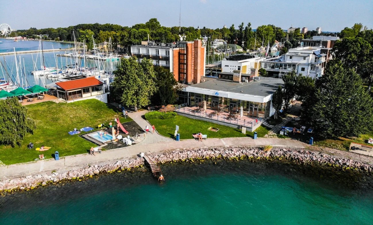 Relax ve wellness hotelu Yacht**** na břehu Balatonu pro pár i celou rodinu