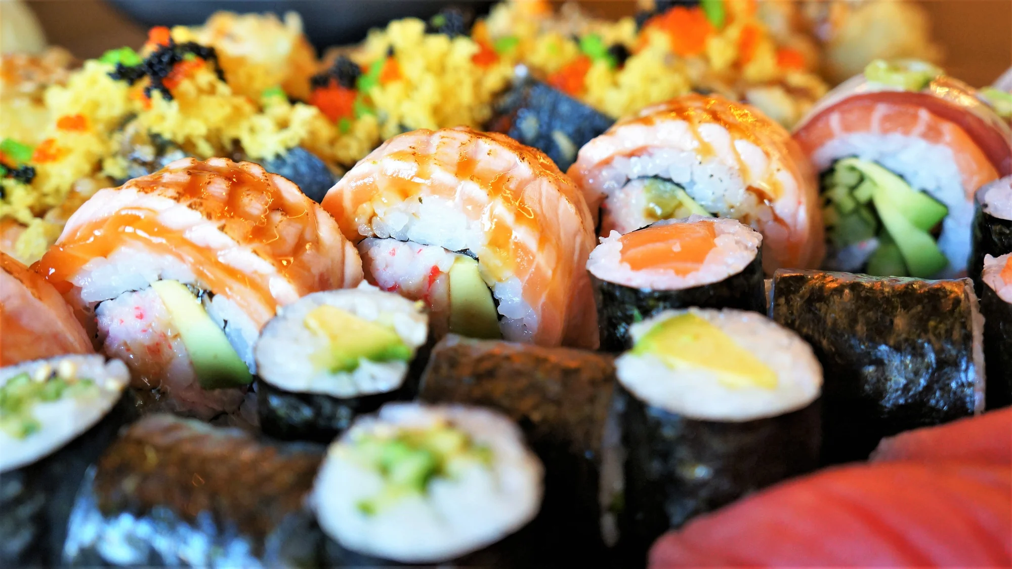 Set 26, 43 nebo 63 ks sushi s avokádem, lososem, tuňákem i okurkou