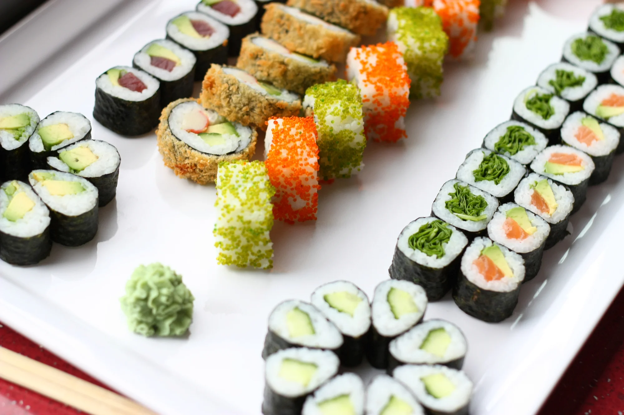 Nechte si naservírovat sushi: 46 nebo 62 ks s lososem, avokádem i tuňákem