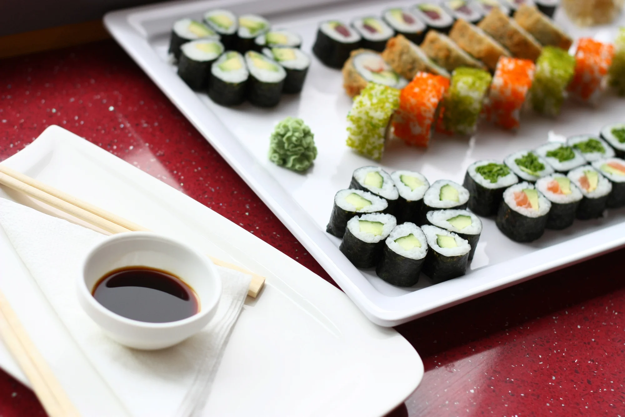 Nechte si naservírovat sushi: 46 nebo 62 ks s lososem, avokádem i tuňákem