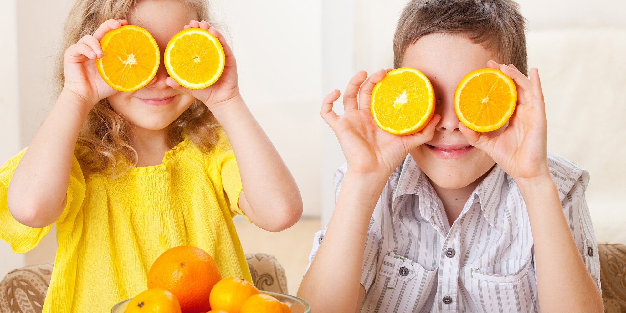 Почему ребенок оранжевый. Апельсин для детей. Мальчик с апельсином. Девочка с апельсинами. Фотосессия с апельсинами дети.
