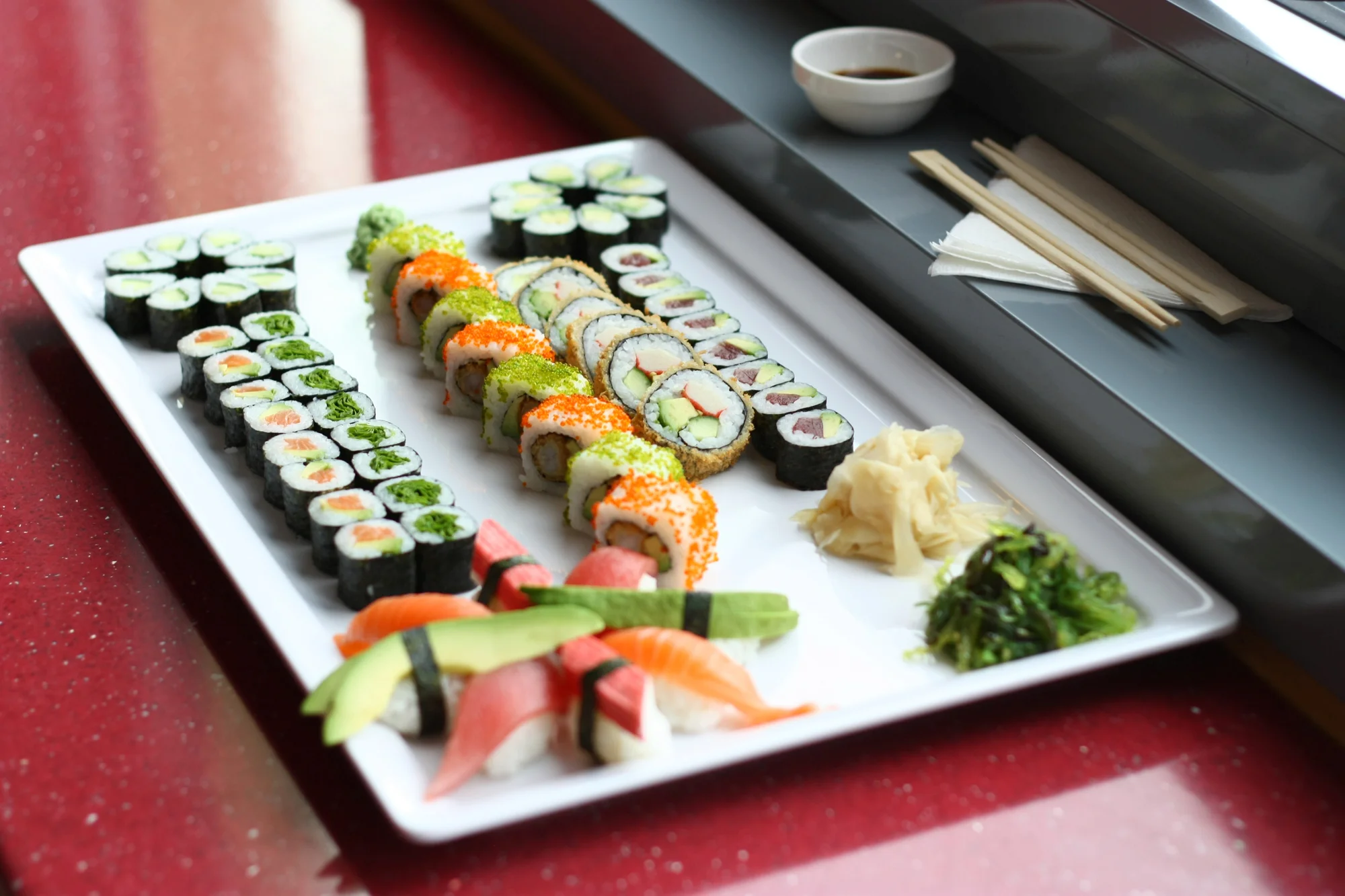 Nechte si naservírovat sushi: 46 nebo 62 ks s lososem, avokádem i tuňákem