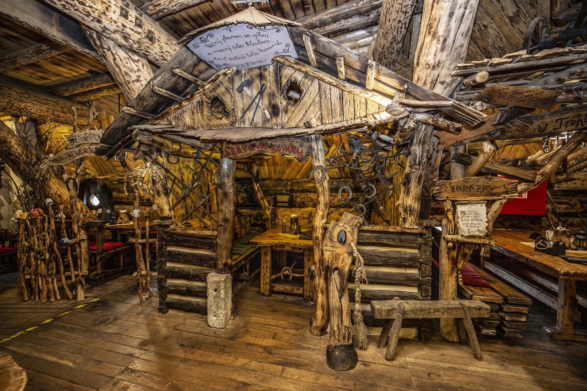 Hostina v Pekle Čertovina pro 2 nebo 4 osoby i vstup do wellness nebo čertovský program i se sladkým pokušením