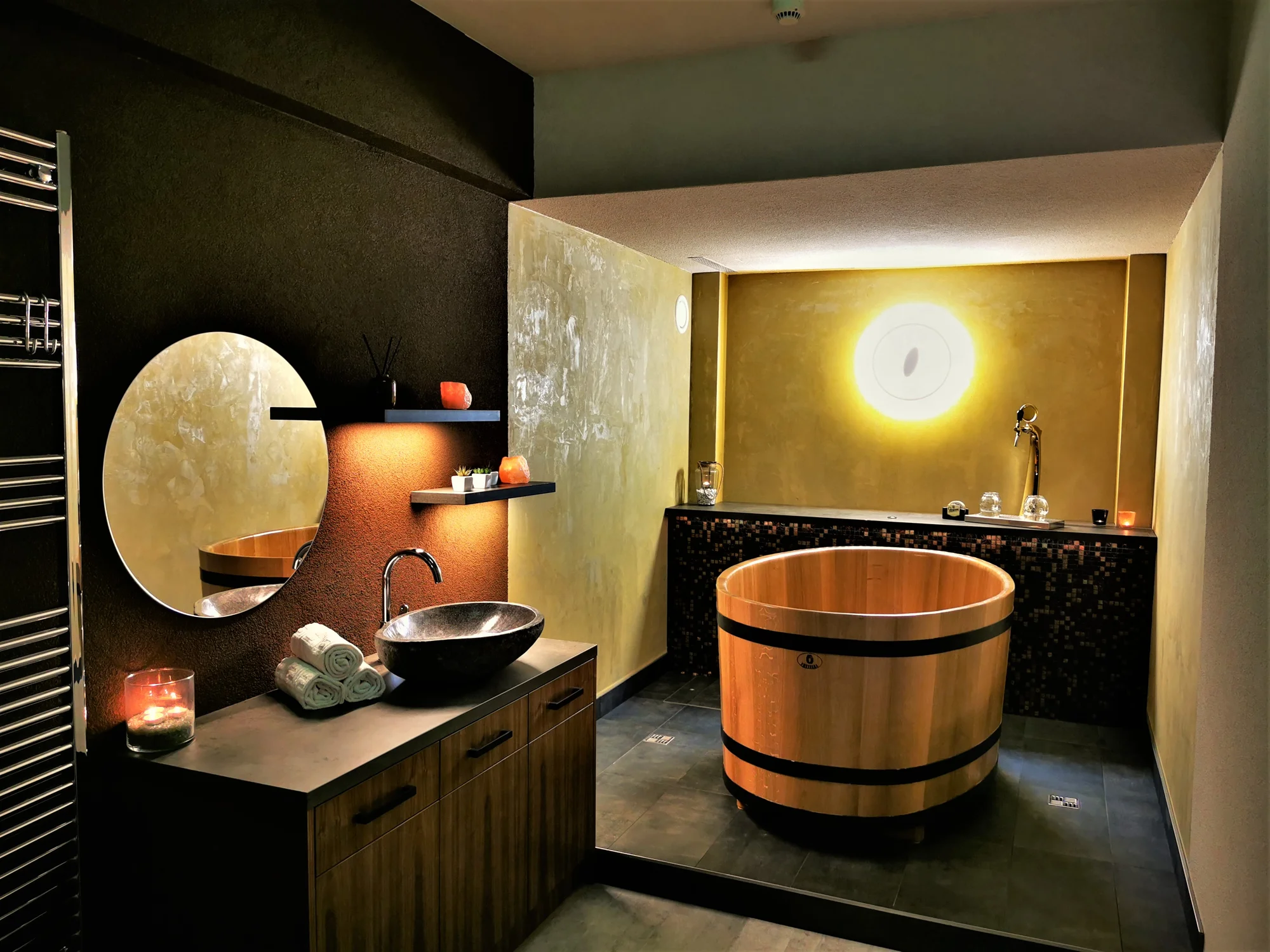 Luxusní wellness na Hluboké: privátní koupel v růžích nebo pivní lázně pro dva