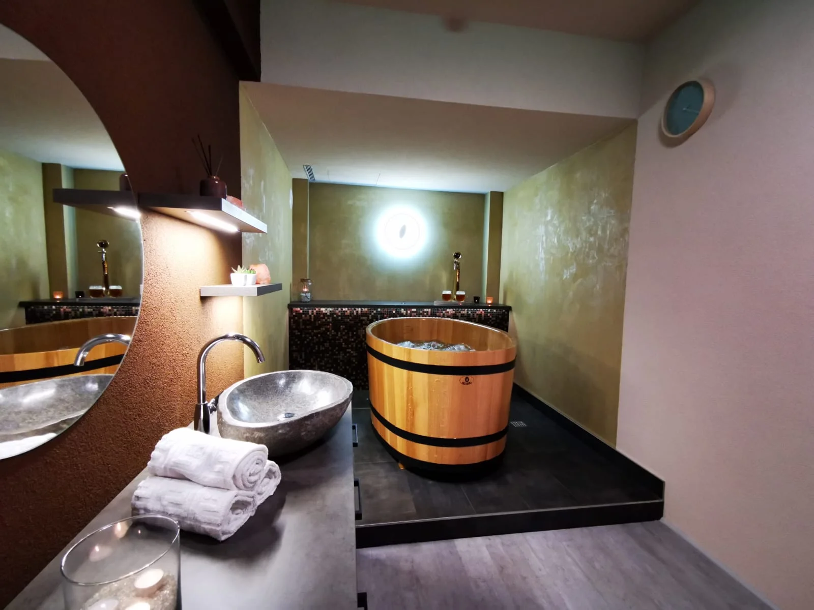Luxusní wellness na Hluboké: privátní koupel v růžích nebo pivní lázně pro dva