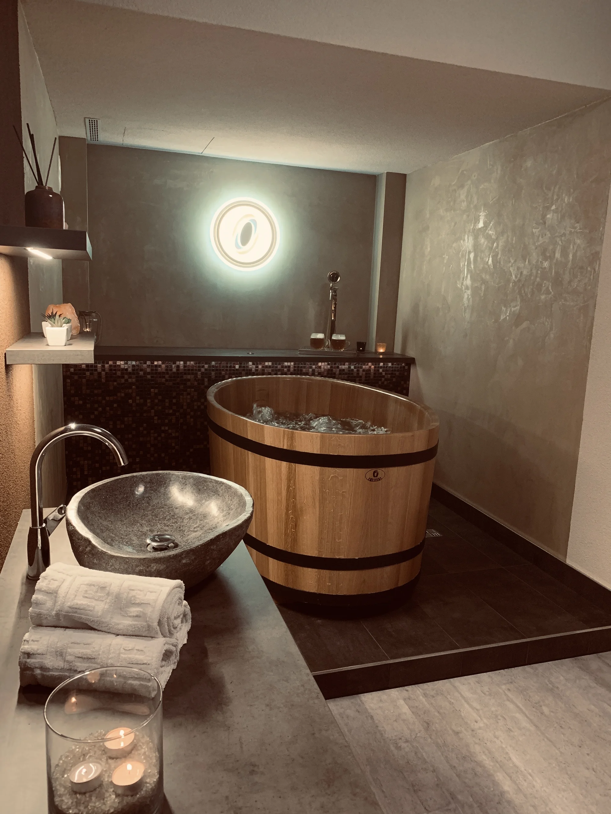 Luxusní wellness na Hluboké: privátní koupel v růžích nebo pivní lázně pro dva