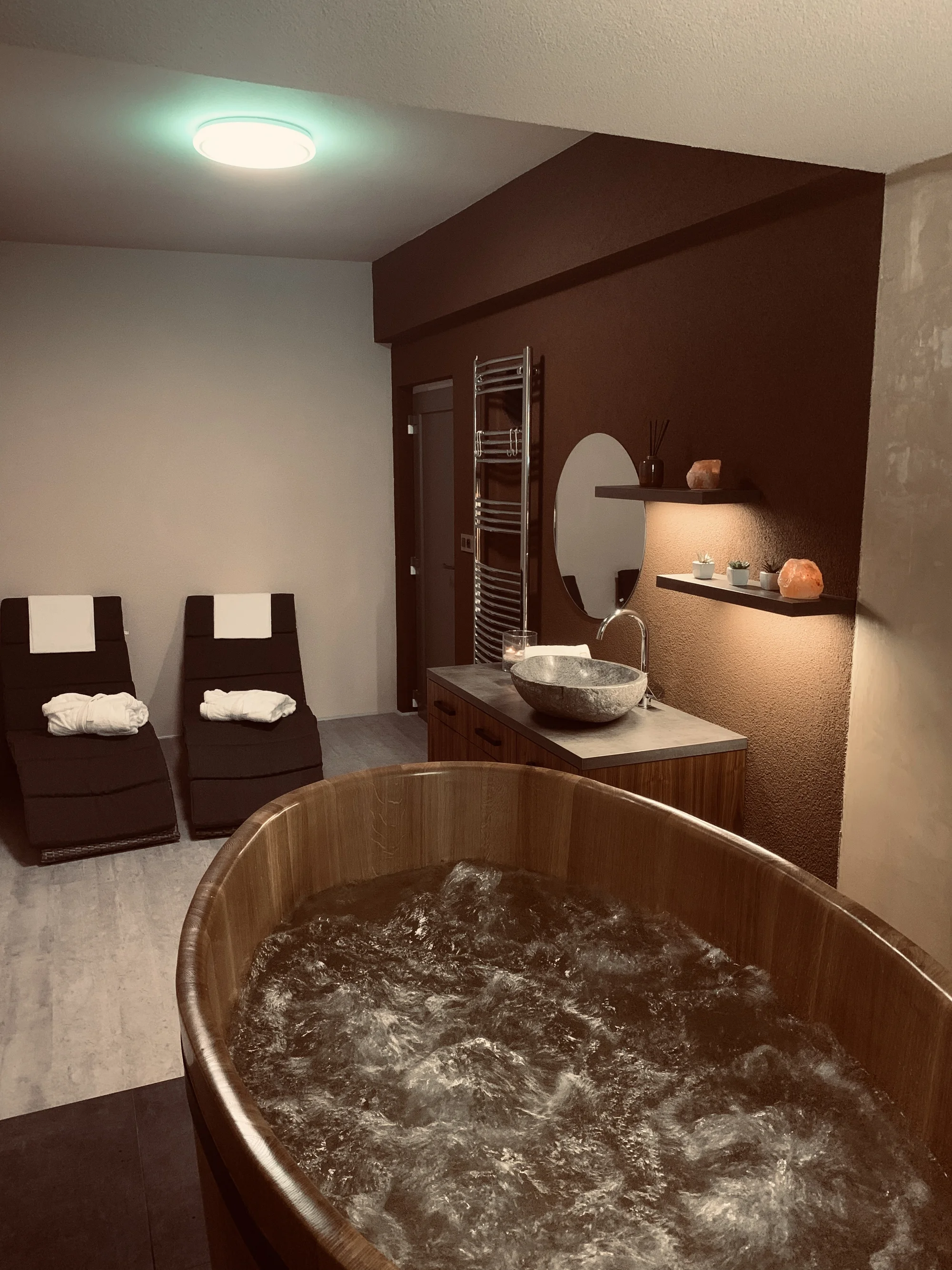 Luxusní wellness na Hluboké: privátní koupel v růžích nebo pivní lázně pro dva