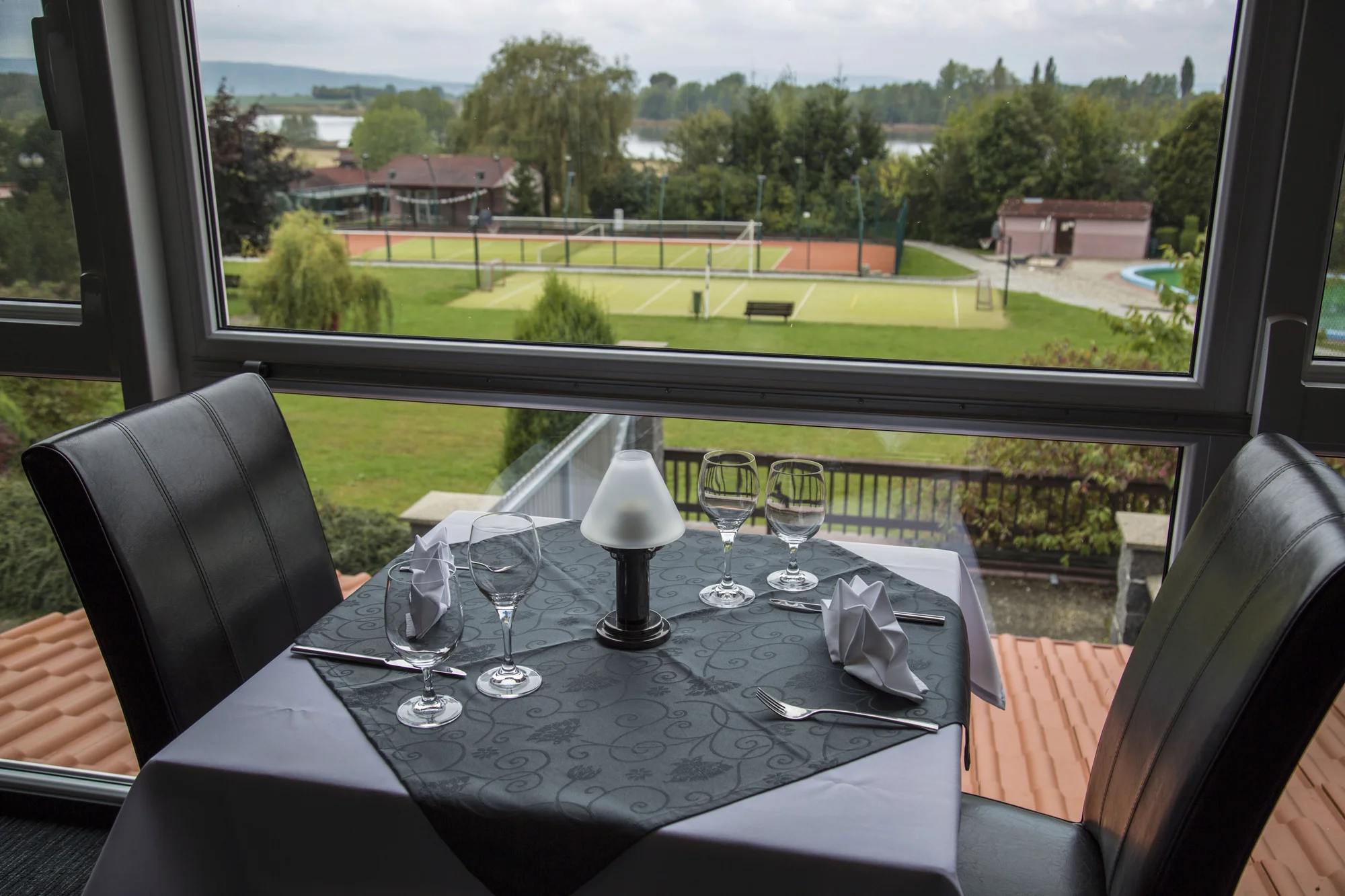 Perfektní rande: 4chodové menu a 50minutový relax ve vířivce a panoramatické sauně pro 2 osoby.