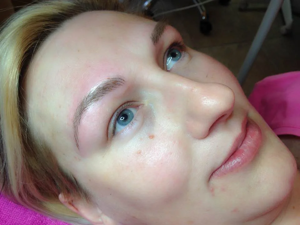 Permanentní make-up: vláskování nebo stínování obočí včetně korekce