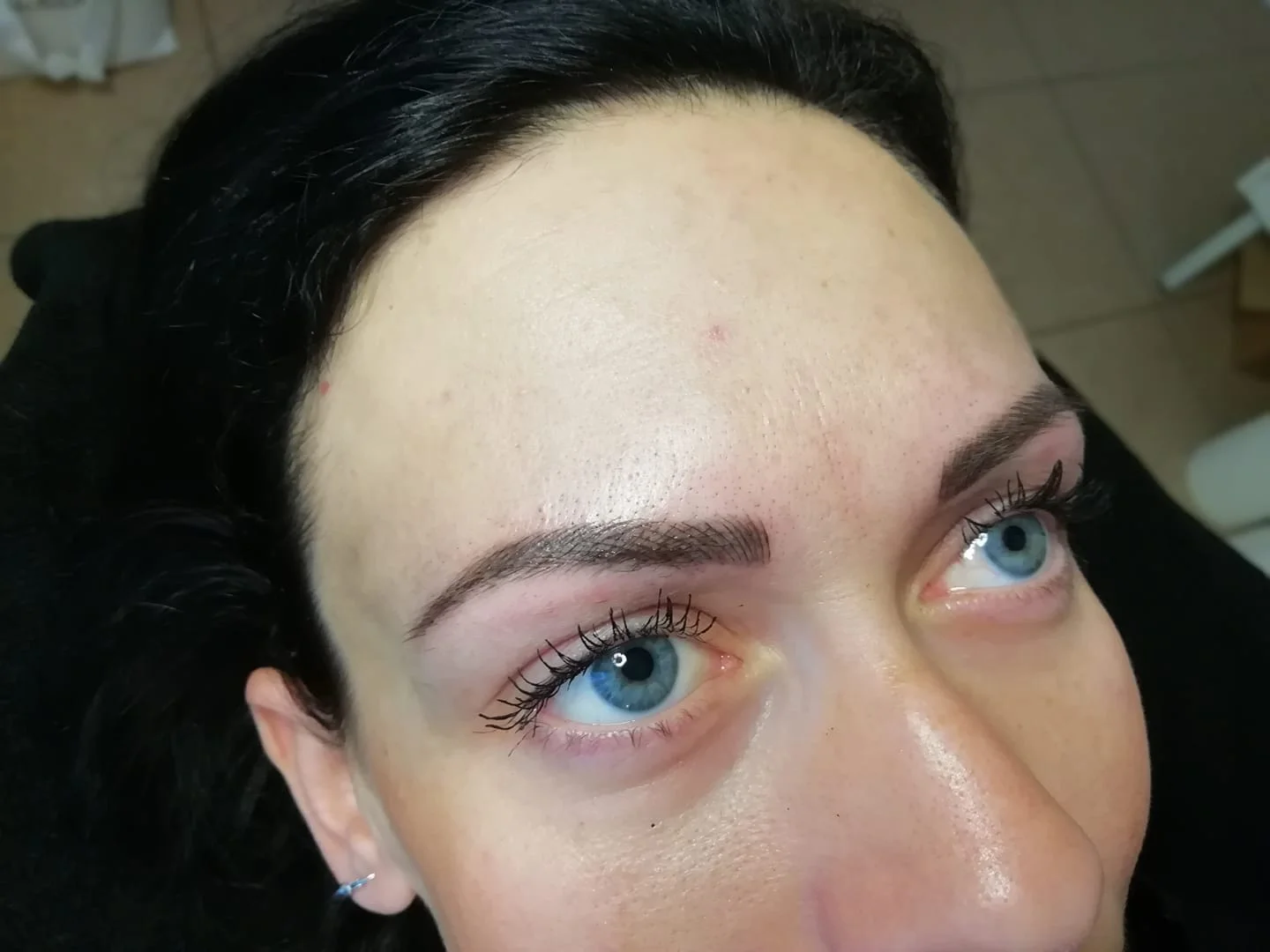 Permanentní make-up: vláskování nebo stínování obočí včetně korekce