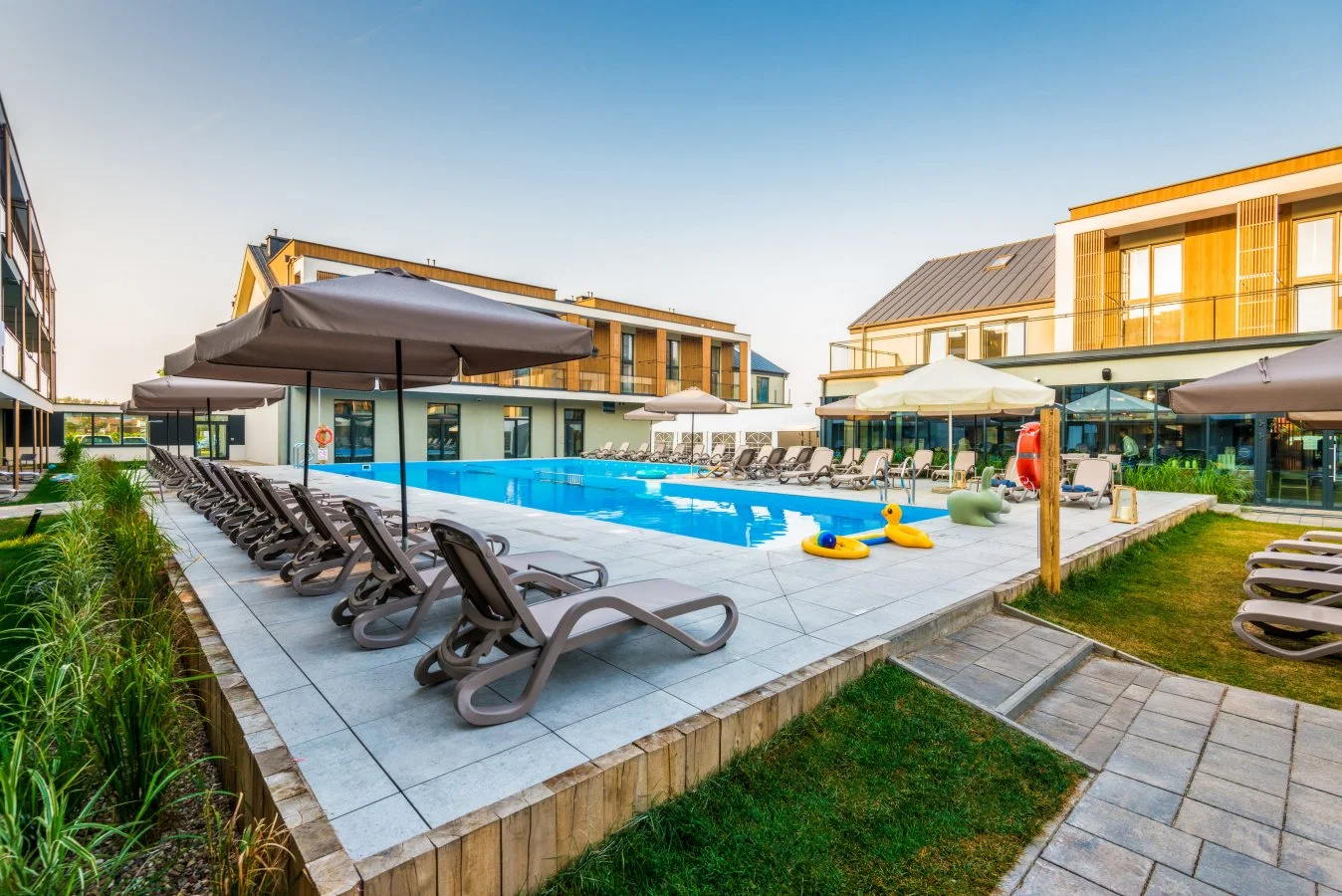 Dovolená u Baltu pro páry i rodiny: moderní resort s wellness, bazénem a jídlem, 5 min. od pláže