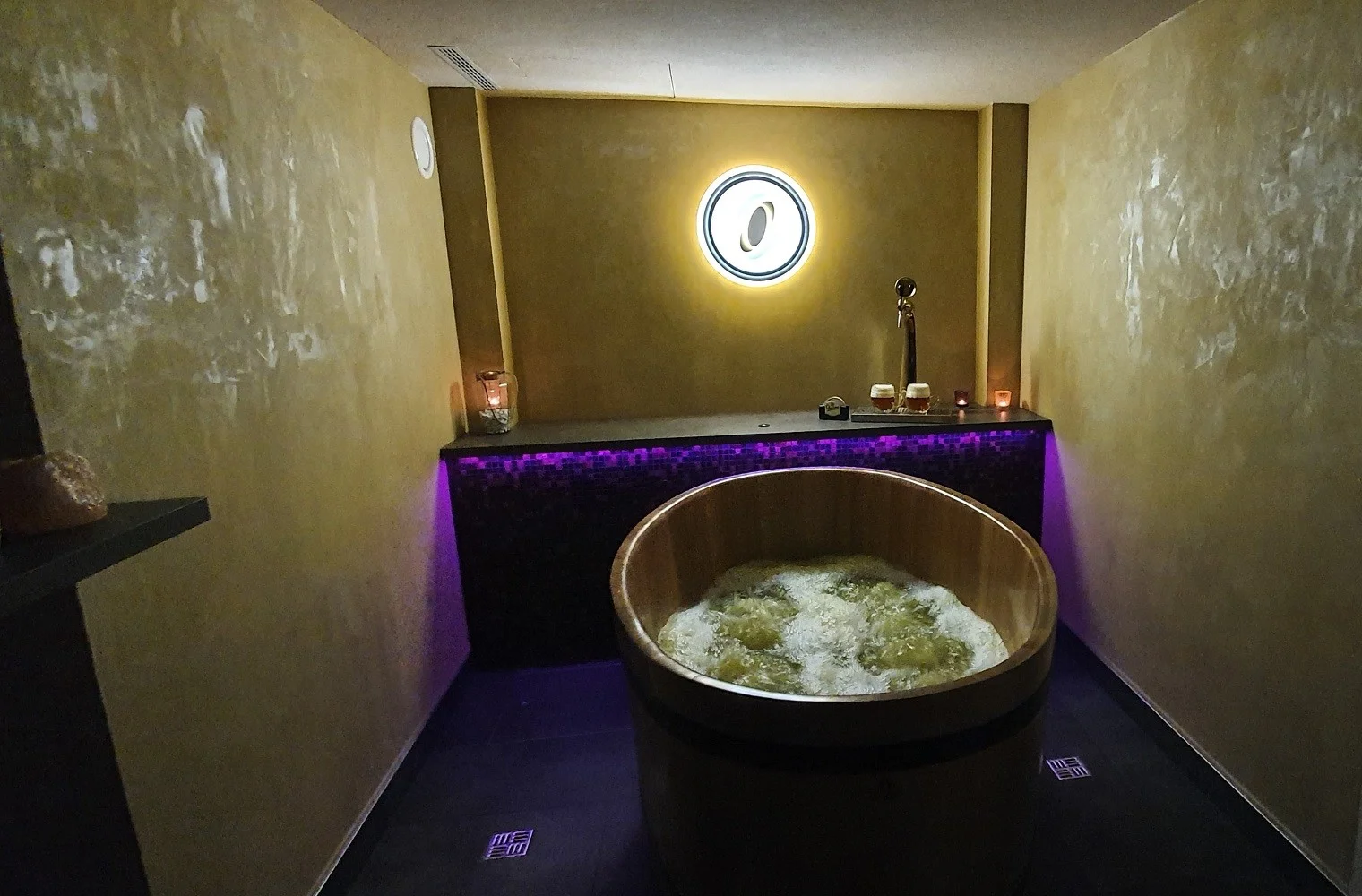 Luxusní wellness na Hluboké: privátní koupel v růžích nebo pivní lázně pro dva