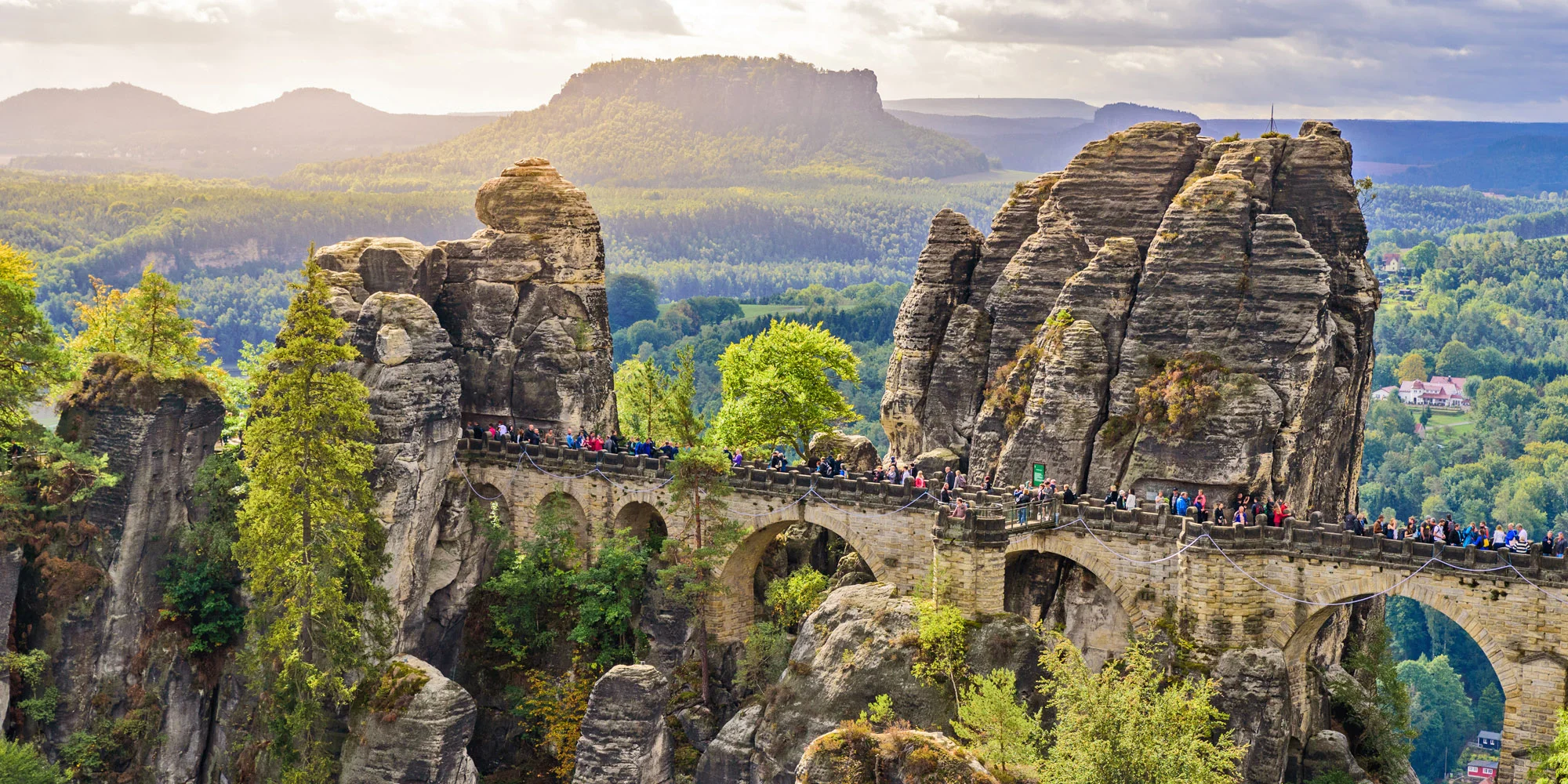 Lodní lístek na plavbu - TOP Saského Švýcarska (Kurort Rathen a Königstein) s obědem, večeří, živou hudbou a průvodcem po celý den