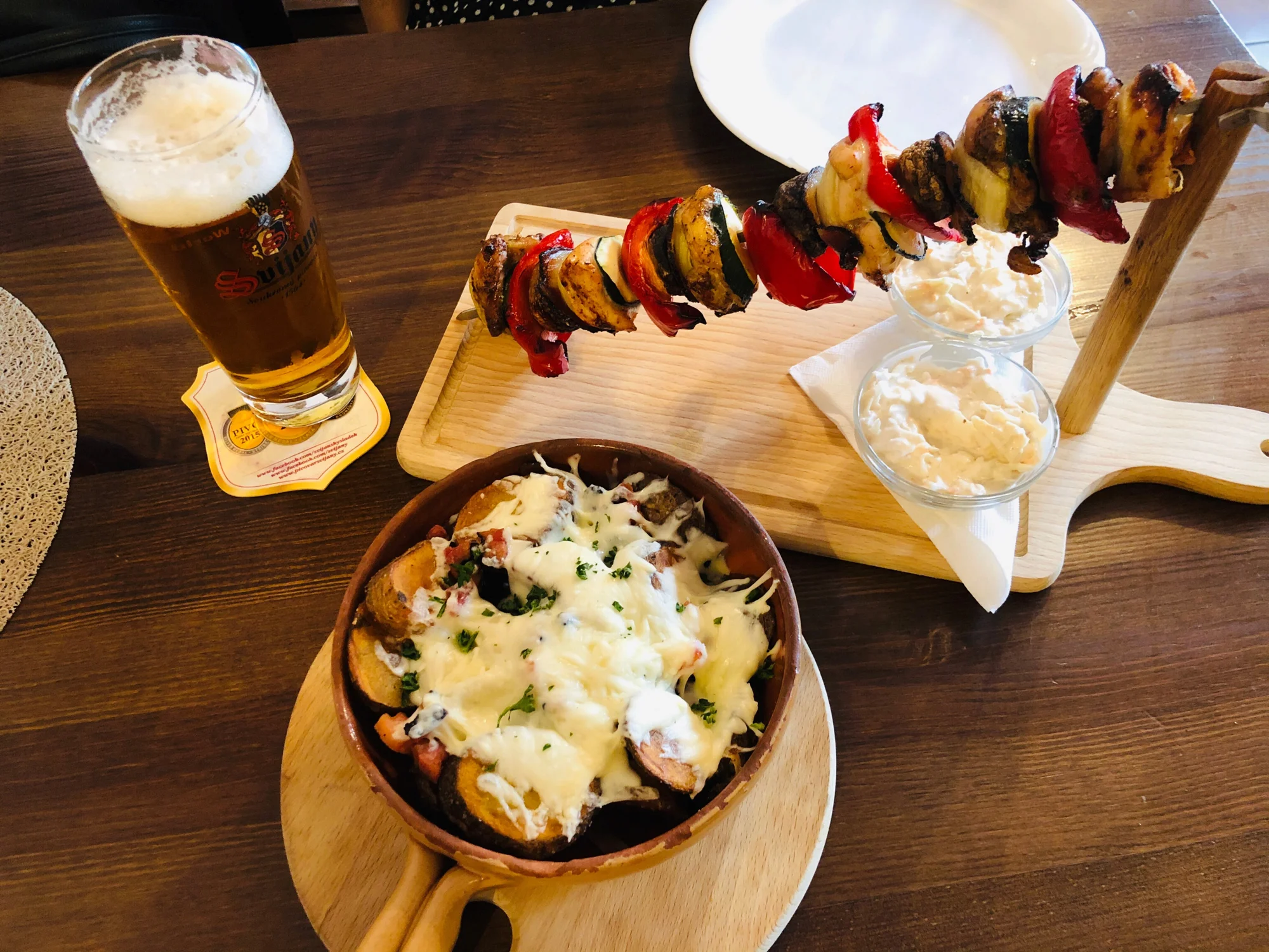 Katův meč a pečené brambory v restauraci Pastouška