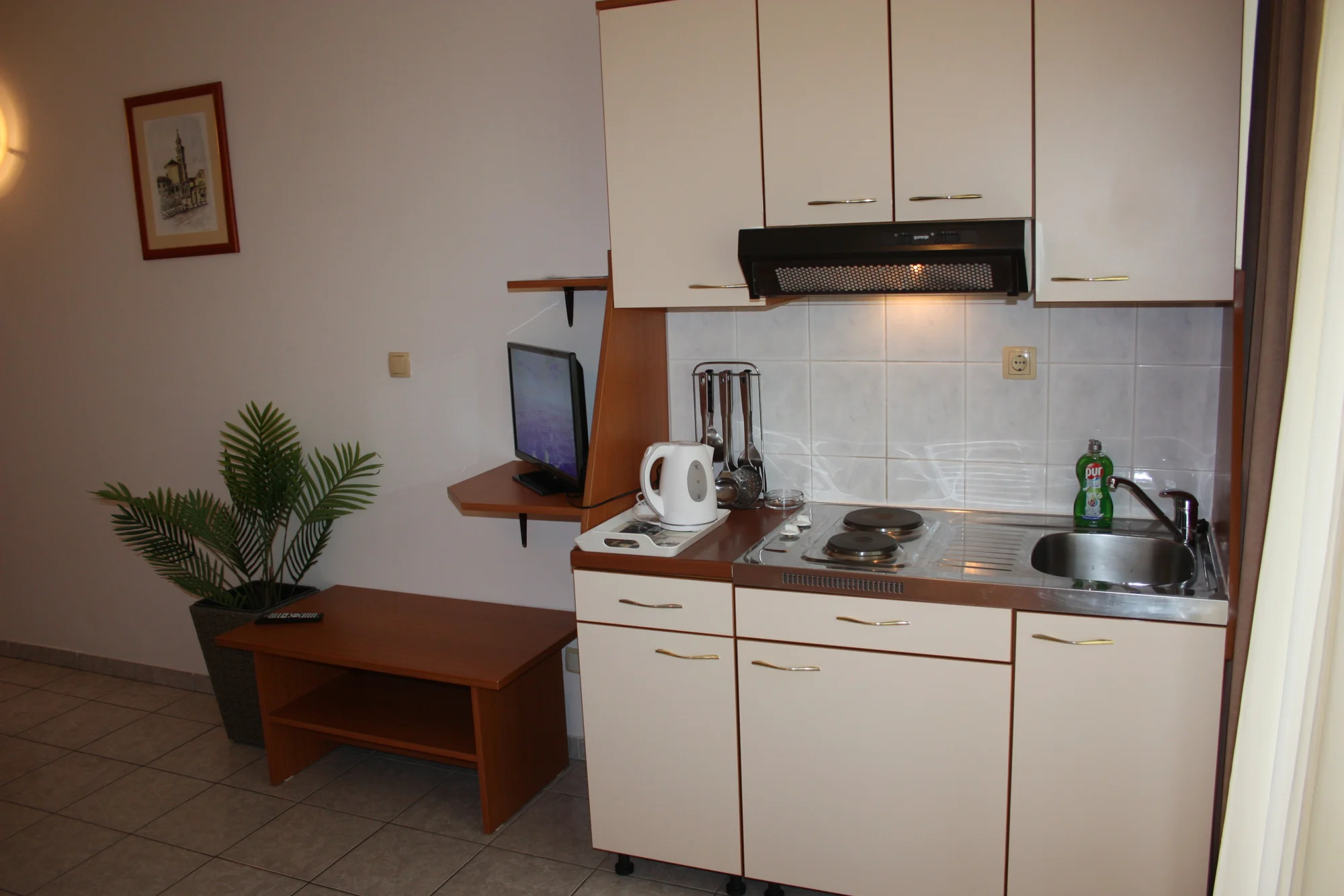Dovolená u Omiše pro rodinu či pár: až 7 nocí v pokoji či apartmánu s balkonem, 120 m od pláže