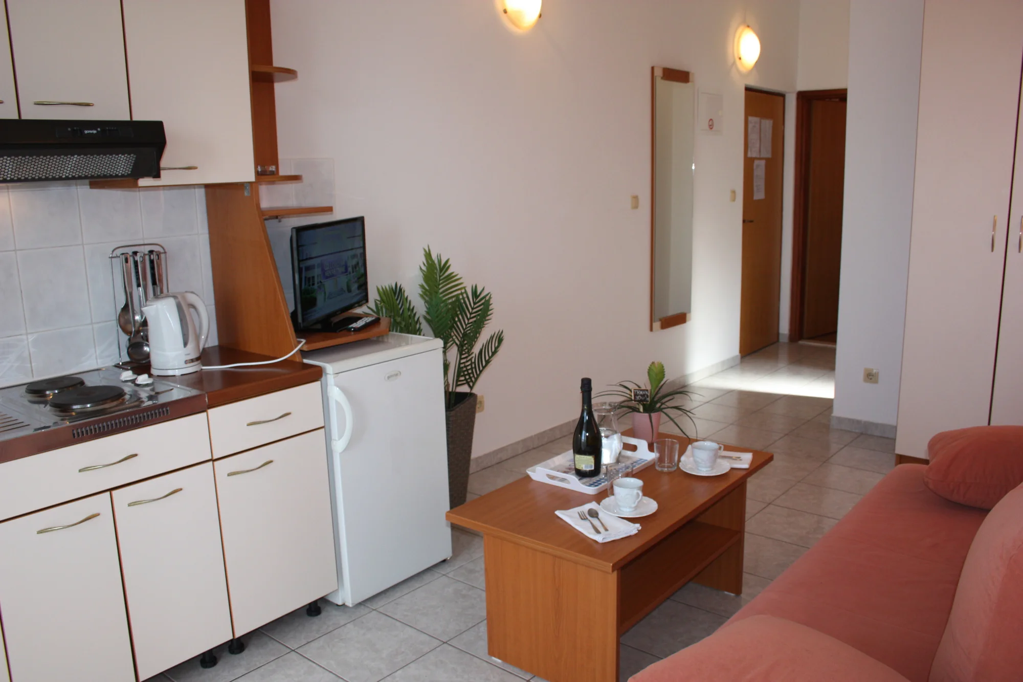 Dovolená u Omiše pro rodinu či pár: až 7 nocí v pokoji či apartmánu s balkonem, 120 m od pláže
