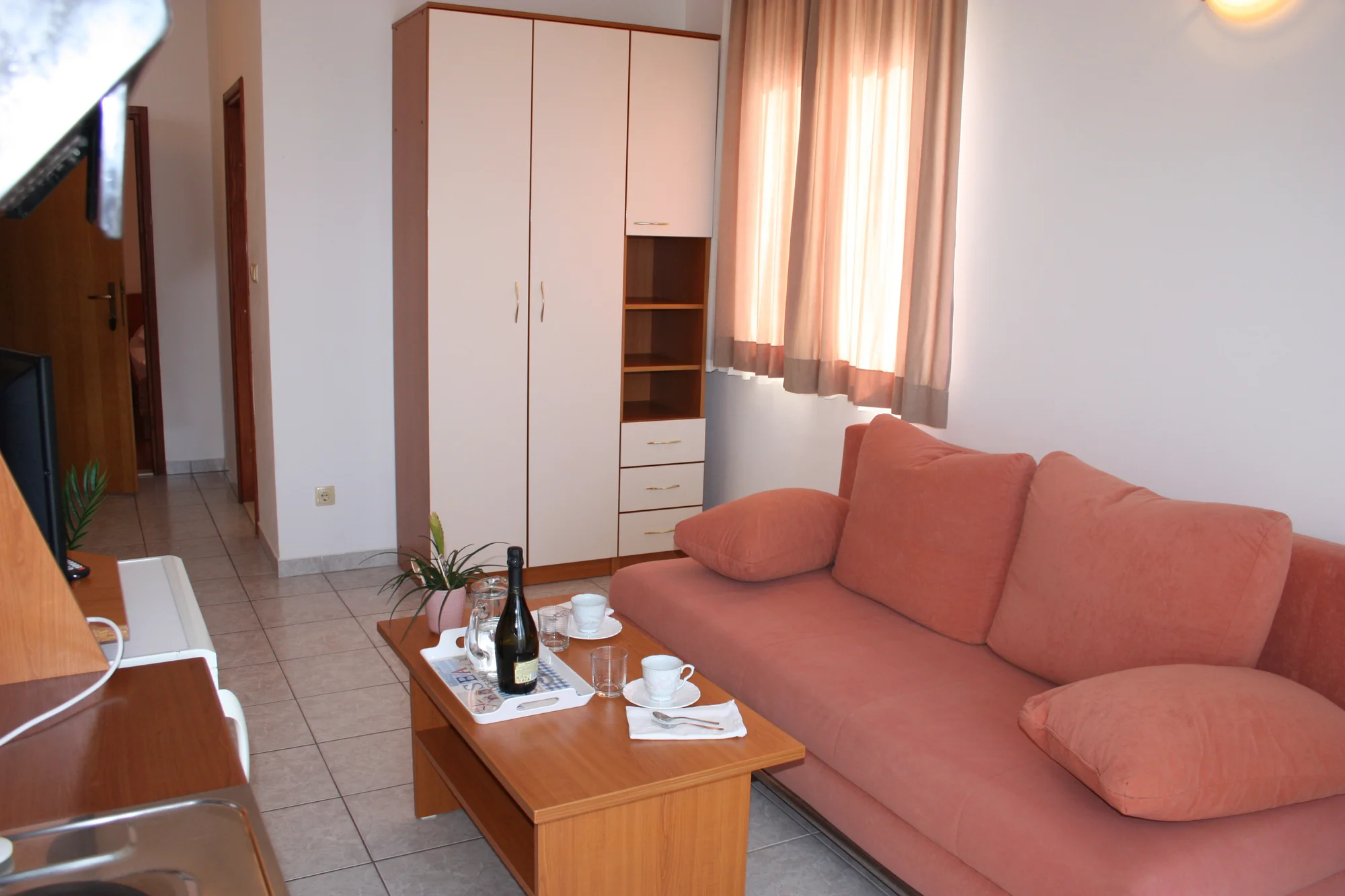 Dovolená u Omiše pro rodinu či pár: až 7 nocí v pokoji či apartmánu s balkonem, 120 m od pláže