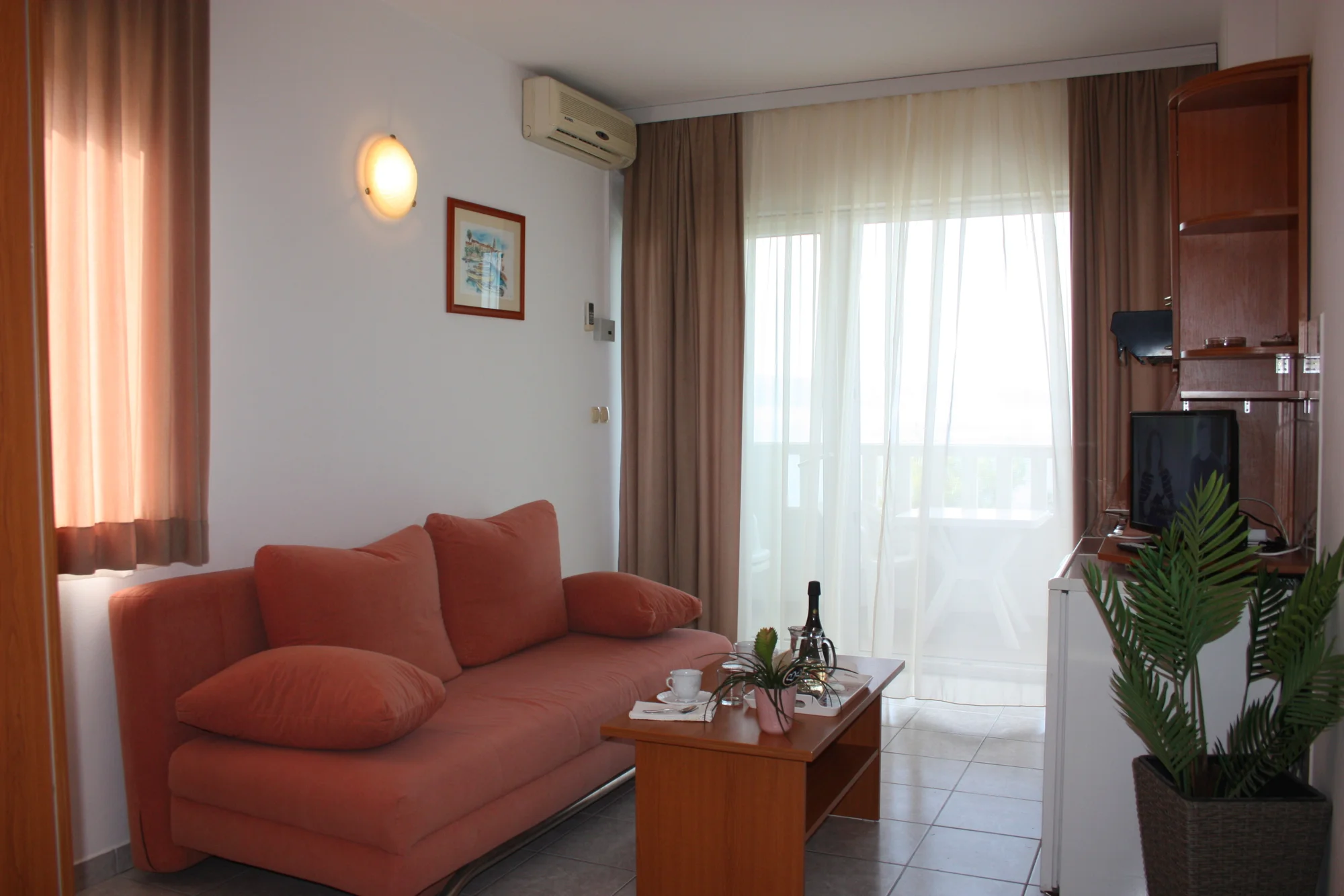 Dovolená u Omiše pro rodinu či pár: až 7 nocí v pokoji či apartmánu s balkonem, 120 m od pláže