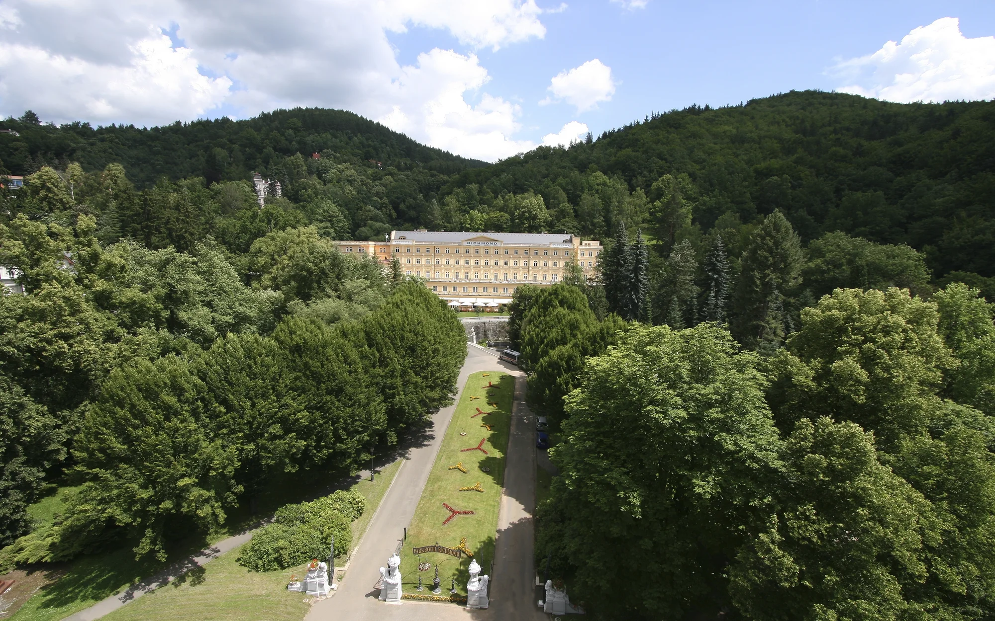 4* relax v Karlových Varech: bazénové a wellness centrum, lázeňské procedury, snídaně či polopenze