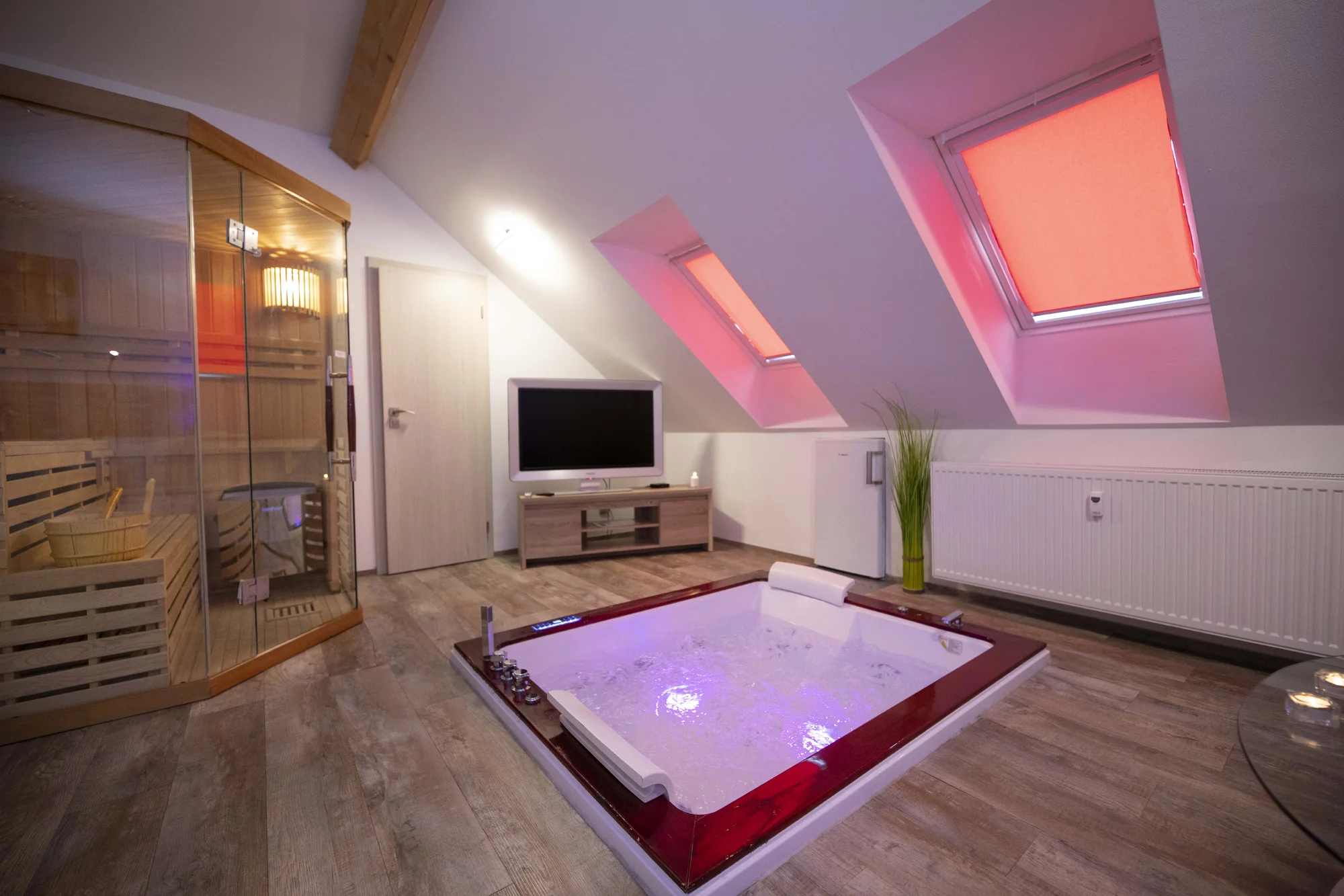 Čas jen pro vás dva: romantický pobyt v Dobříši, apartmá s vířivkou či saunou a snídaně do postele
