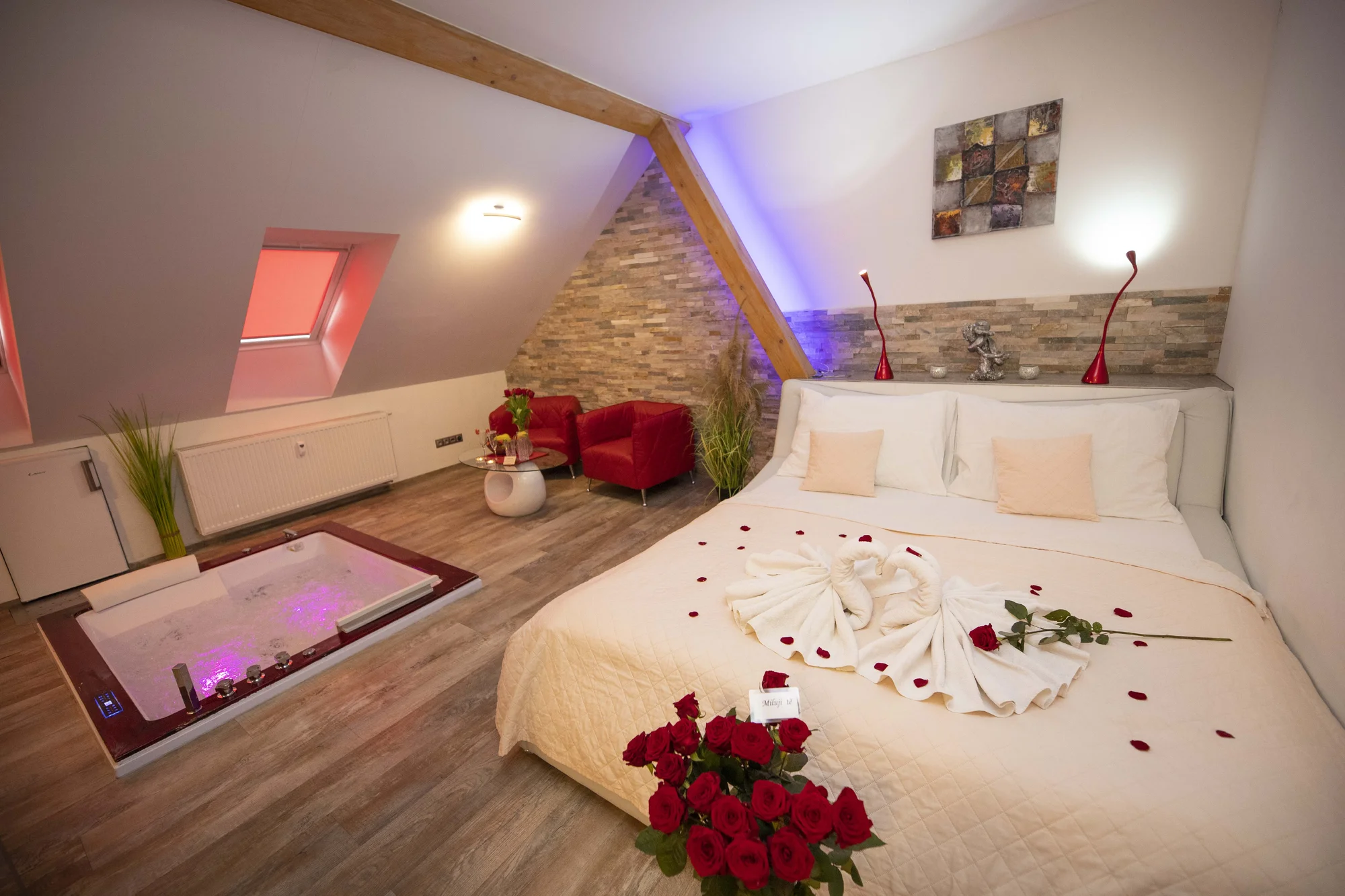 Čas jen pro vás dva: romantický pobyt v Dobříši, apartmá s vířivkou či saunou a snídaně do postele