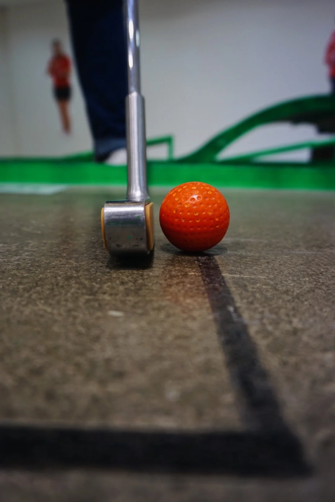 Krytý minigolf na břehu Vltavy vedený profíky: celodenní vstup ve všední dny pro děti i dospělé