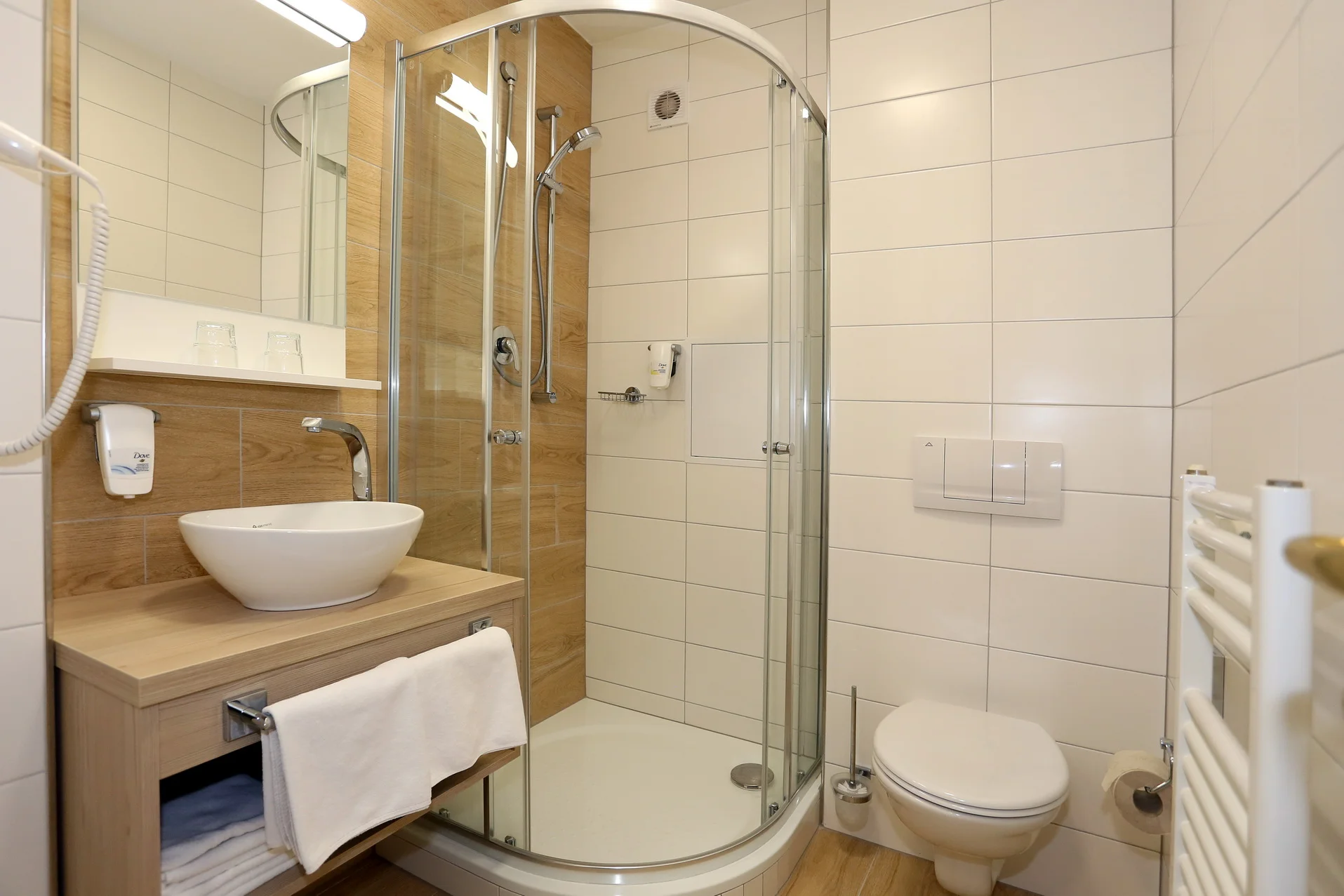 Relaxace v Karlových Varech: hotel přímo u kolonády, nové wellness centrum, procedury a polopenze